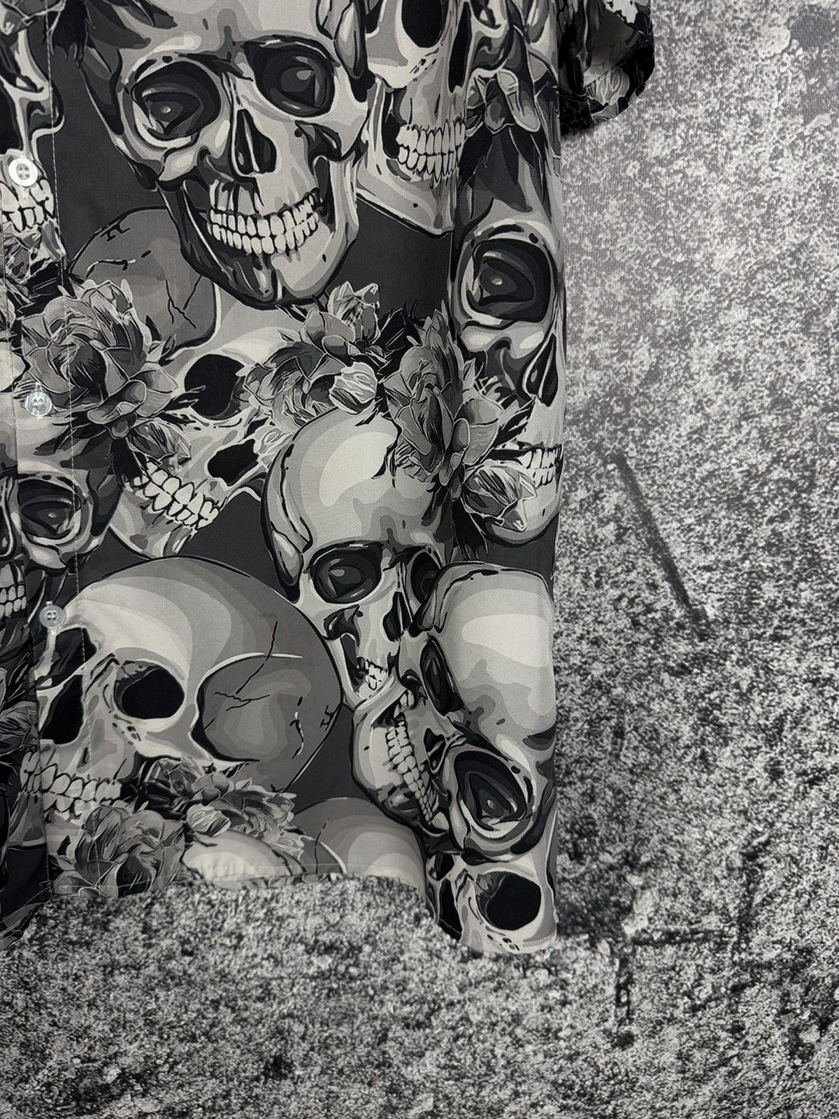 Vintage Vintage Skulls All Over Print Hawaiian Shirt Button Up XL Size US XL / EU 56 / 4 - 4 Thumbnail