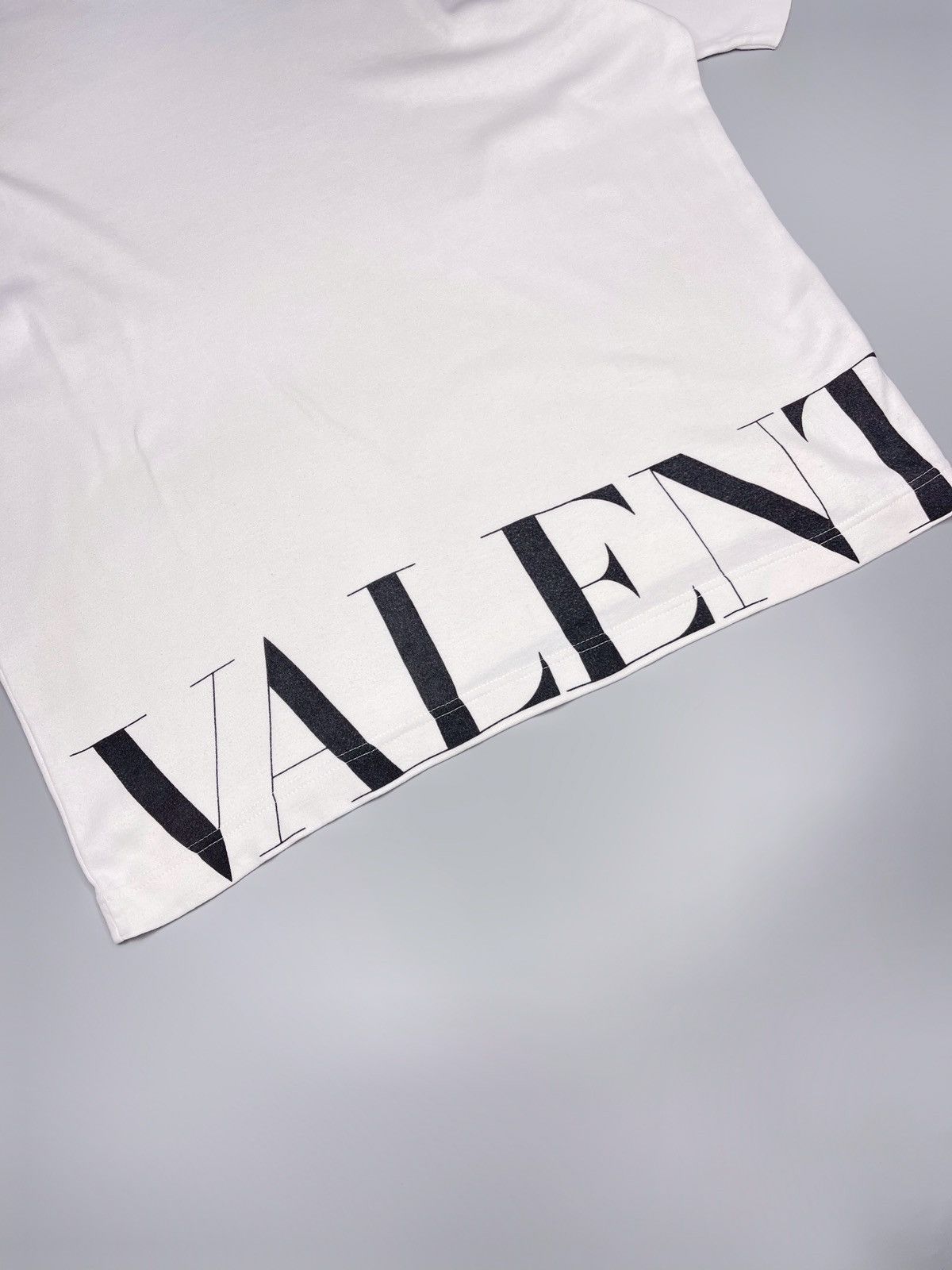Valentino × Vintage Vintage 90’s Valentino Tee Big Logo Size US L / EU 52-54 / 3 - 3 Thumbnail