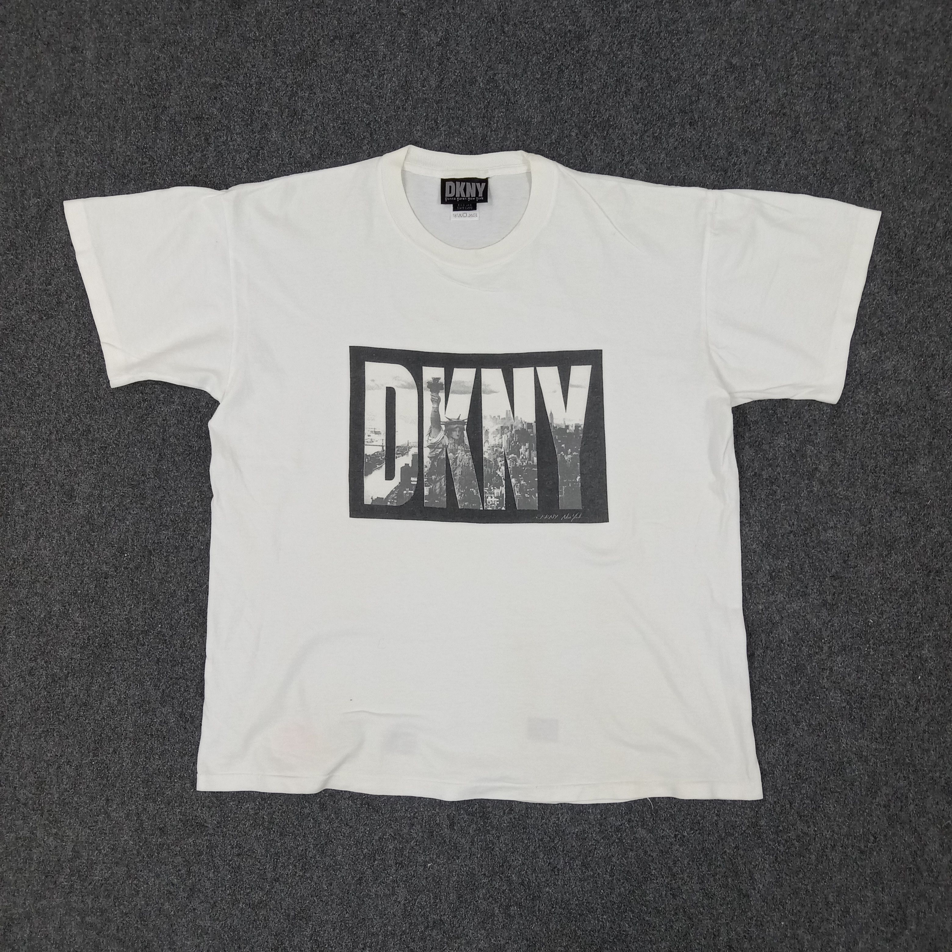 DKNY × Vintage DKNY Donna Karan New York American Boxy Brand Tshirt Size US L / EU 52-54 / 3 - 1 Thumbnail