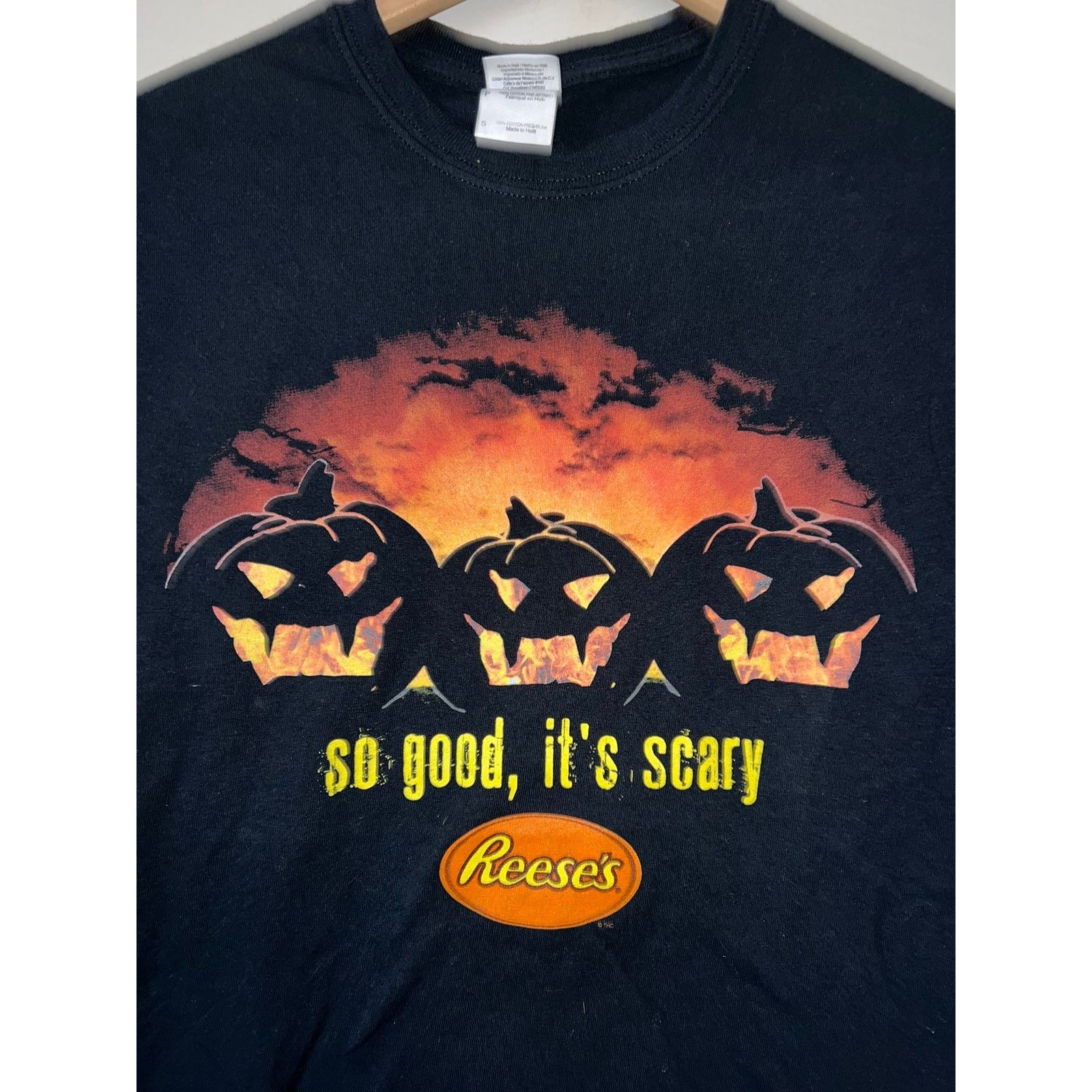 Gildan Vintage Reeses Shirt So Good It's Scary Halloween Tee Candy Size US S / EU 44-46 / 1 - 5 Thumbnail