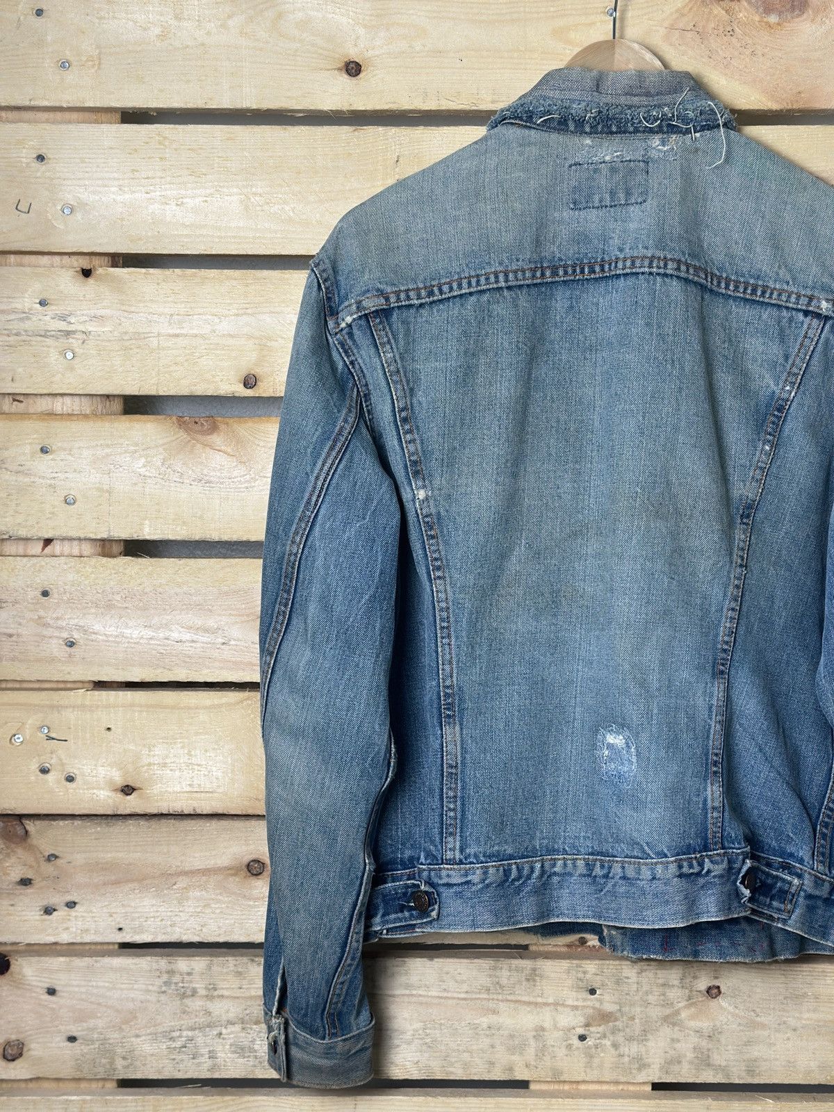 Levi's × Vintage Vintage Distressed Levi’s Denim Jacket Size US M / EU 48-50 / 2 - 13 Thumbnail