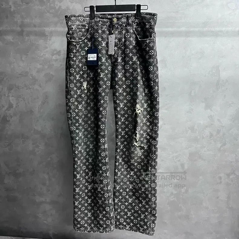 Louis Vuitton Louis Vuitton Logo-printed baggy jeans Size US 33 - 1 Thumbnail