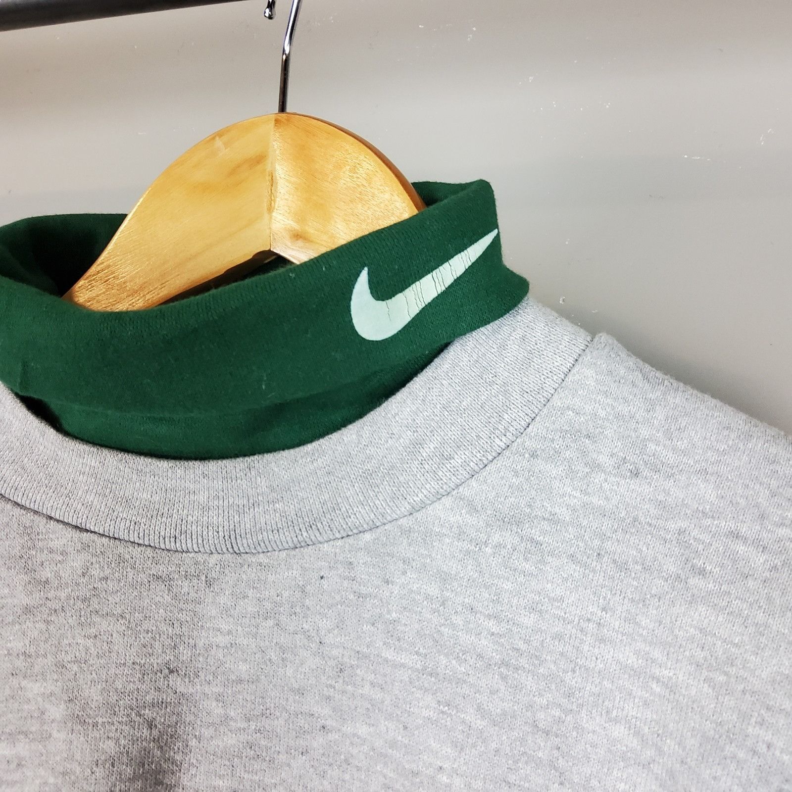 Nike Vintage Nike Men's Grey Sweater Shirt Size Large Green Turtl Size US L / EU 52-54 / 3 - 4 Thumbnail