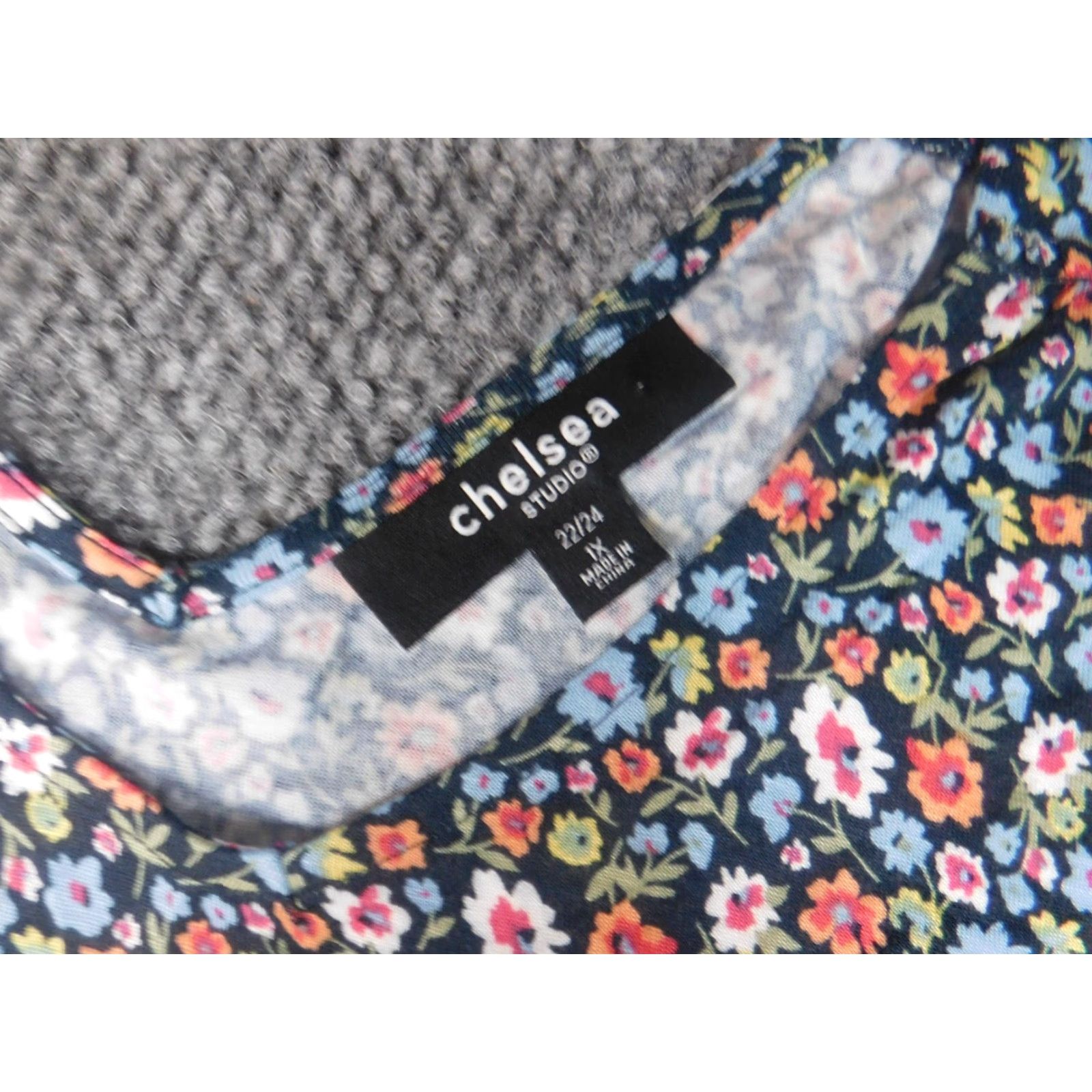 Vintage Chelsea Womens Blouse 1X Blue Pullover Stretch Casual Round Neck Sleeveless Button Rayon Floral Classic/Fitted Sleeve Plus Size Women Blouse Size XL / US 12-14 / IT 48-50 - 5 Thumbnail