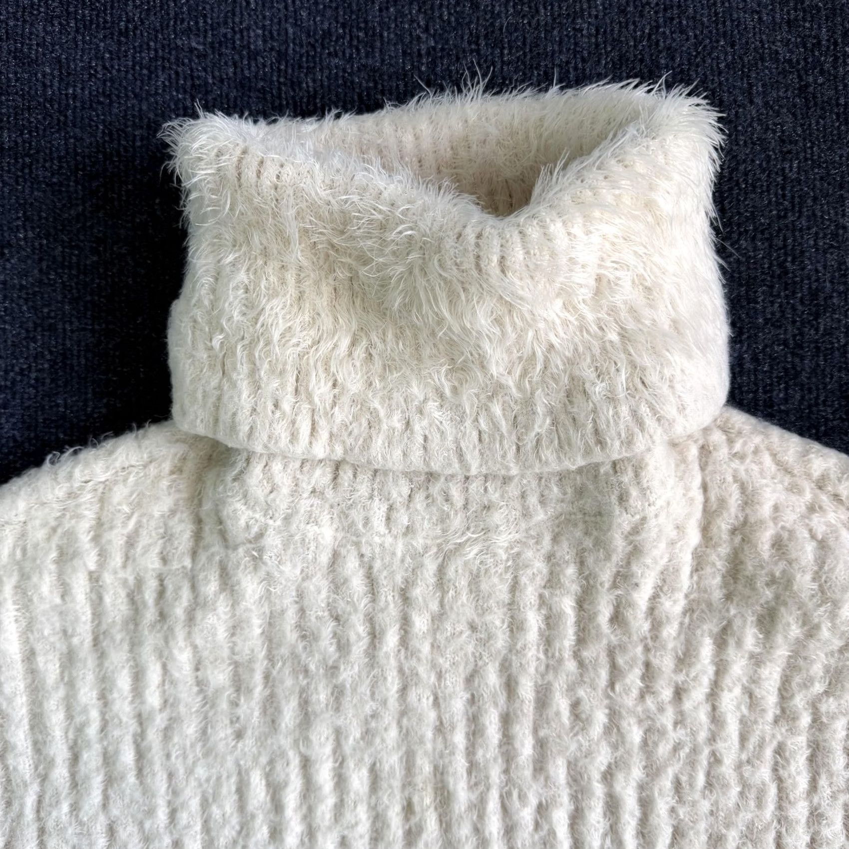 Vintage VINTAGE Fate Sweater Womens Small White Turtleneck Fuzzy Textured Chunky Knit Pullover Size S / US 4 / IT 40 - 4 Thumbnail