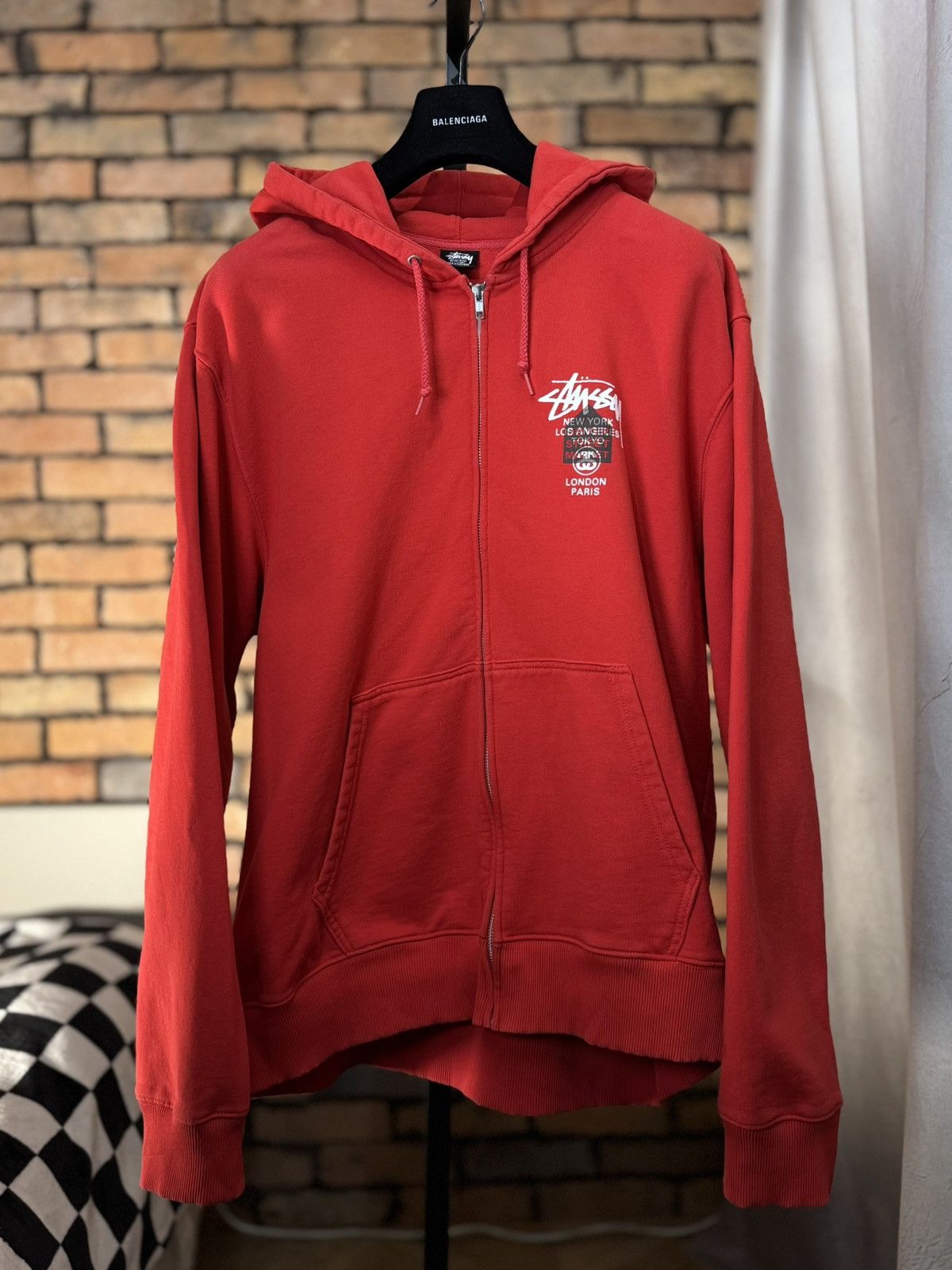 Dover Street Market × Stussy $118 DSM CHILI RED STUSSY WORLD TOUR HOODIE Size US XL / EU 56 / 4 - 2 Thumbnail