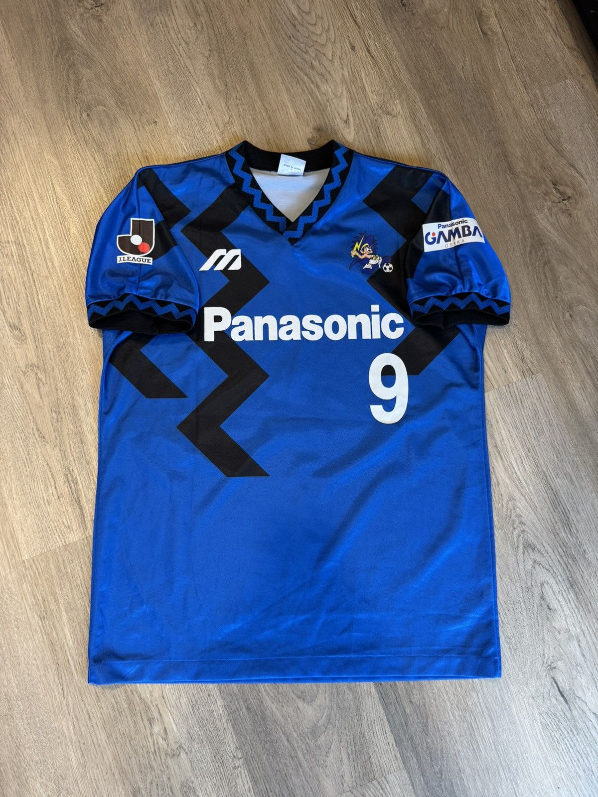 Mizuno VINTAGE 1993 GAMBA OSAKA HOME JERSEY SHIRT Size US M / EU 48-50 / 2 - 2 Thumbnail