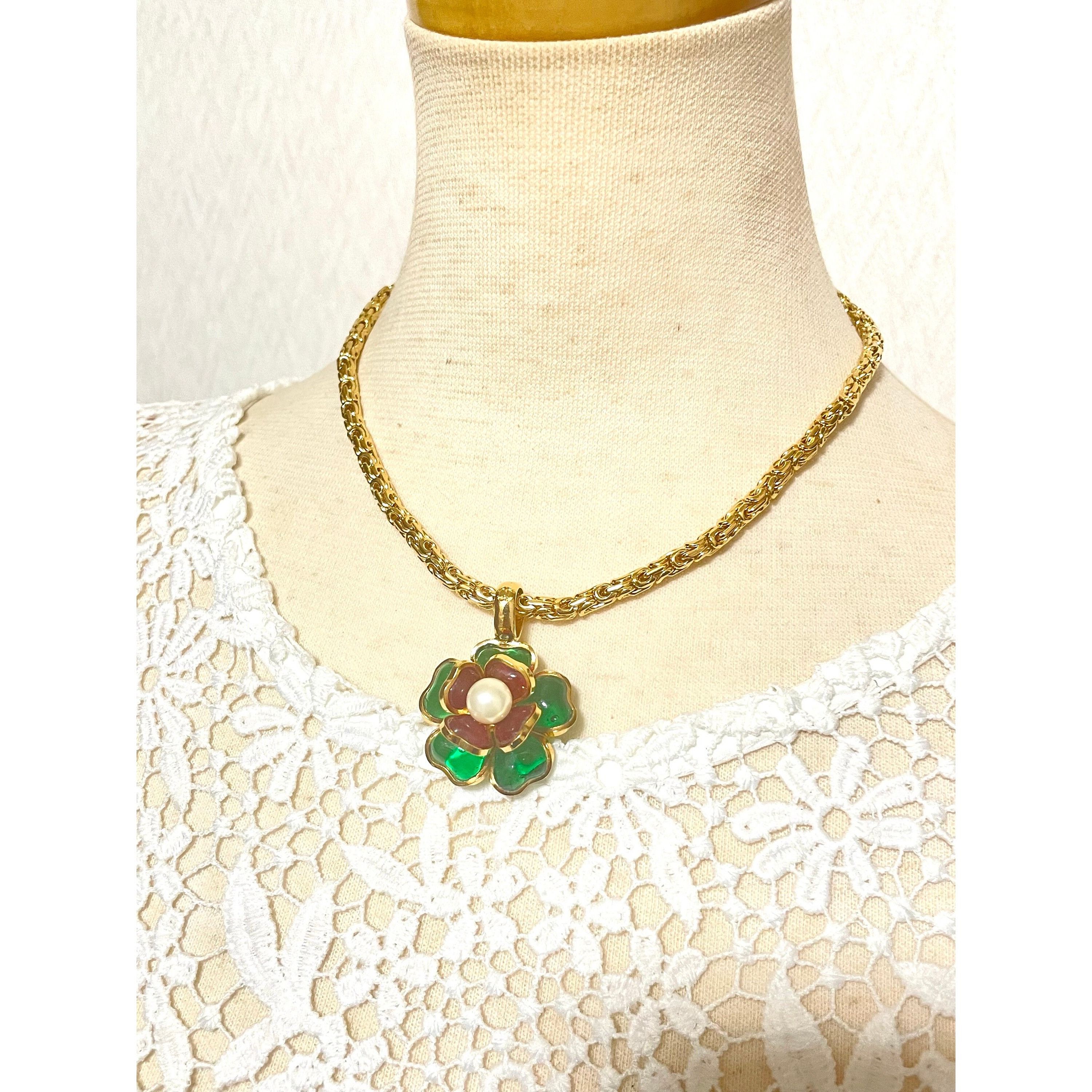 Chanel Vintage CHANEL green and red gripoix flower top necklace Size ONE SIZE - 10 Thumbnail