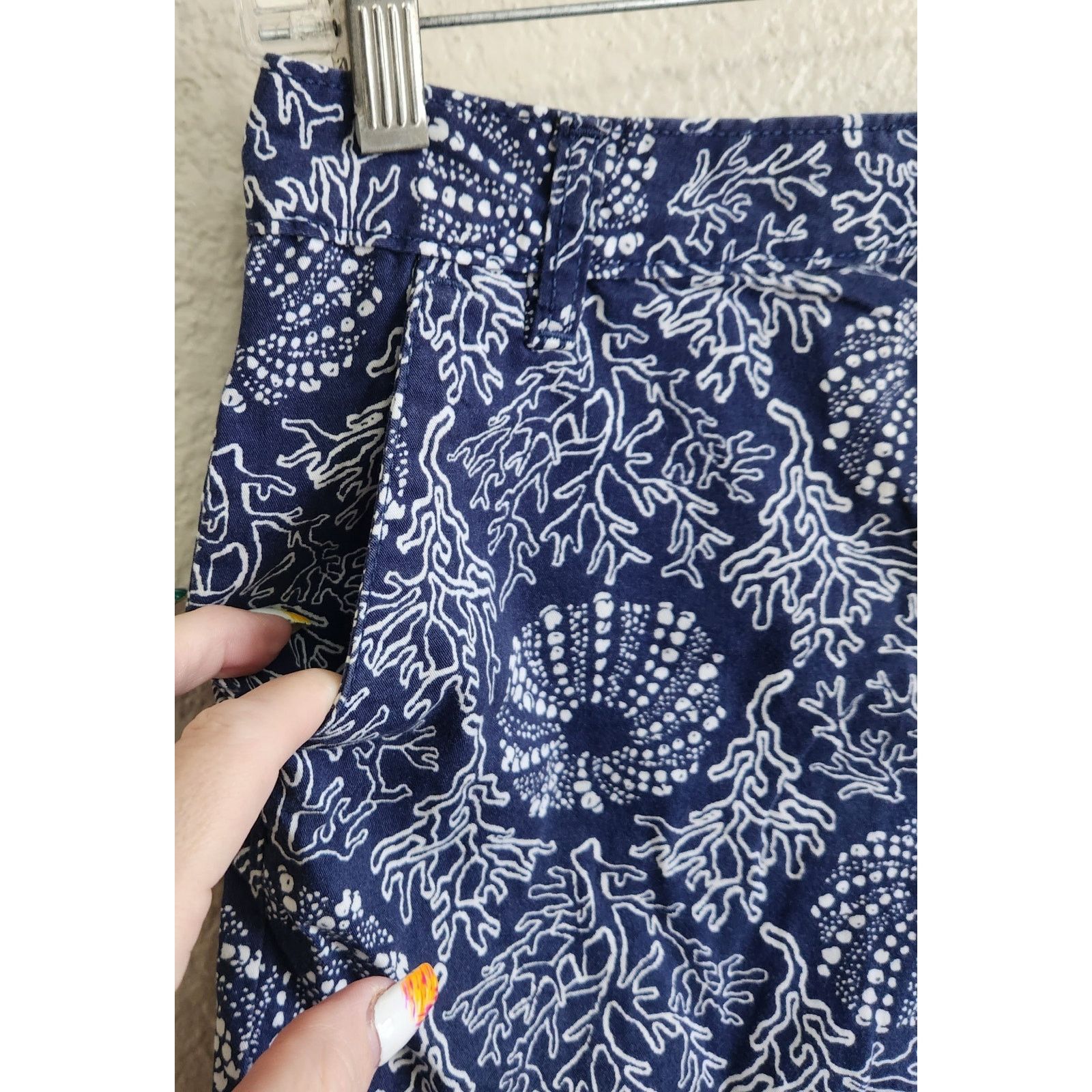 Old Navy Old Navy Blue White Floral Print Flat Front Mid Shorts 16 Size 38" / US 16 / IT 52 - 2 Thumbnail