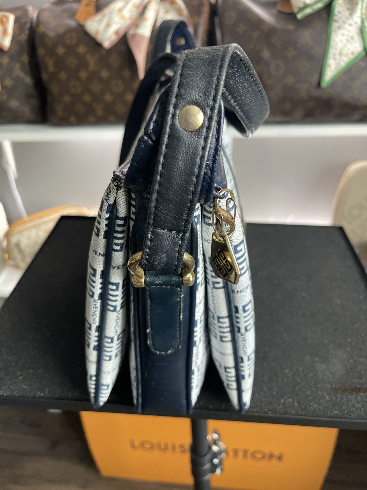 Givenchy Givenchy Monogram 4G Gold Shoulder Bag Size ONE SIZE - 8 Thumbnail