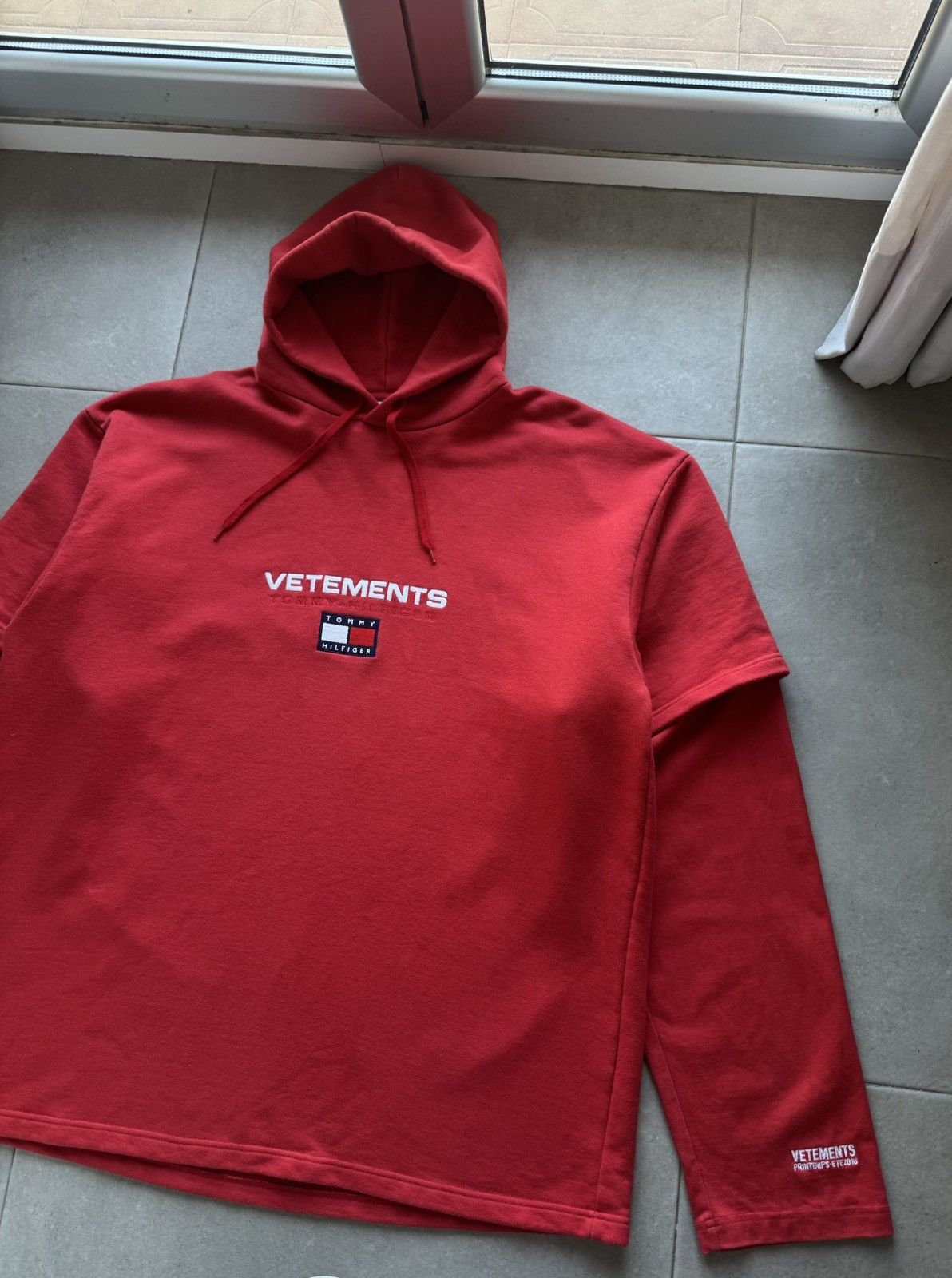 Tommy Hilfiger × Vetements Vetements X Tommy Hilfiger Red Oversize M Size Cotton Hoodie Pullover Sweatshirt Size US M / EU 48-50 / 2 - 3 Thumbnail