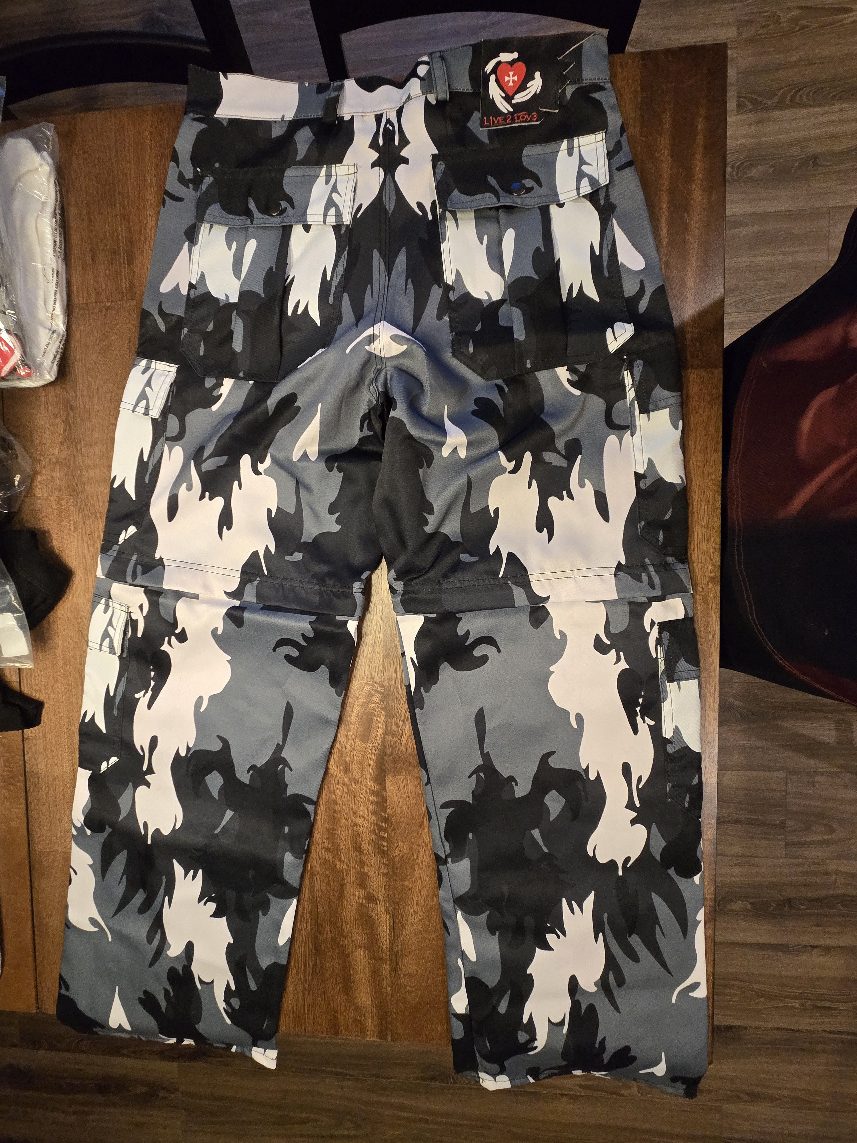 Other Live 2 Love Convertible Camo Cargo Pants Size US 34 / EU 50 - 2 Thumbnail