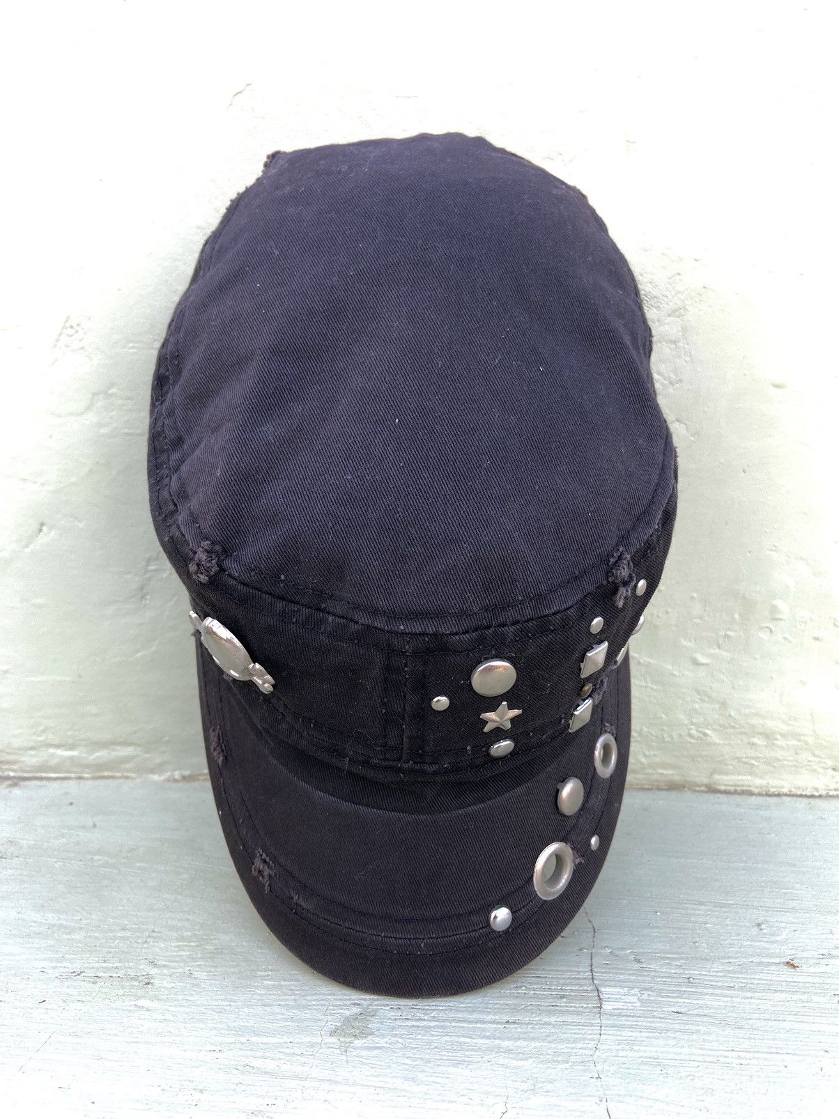 If Six Was Nine 2000s skull & button studded patrol hat Size ONE SIZE - 6 Thumbnail