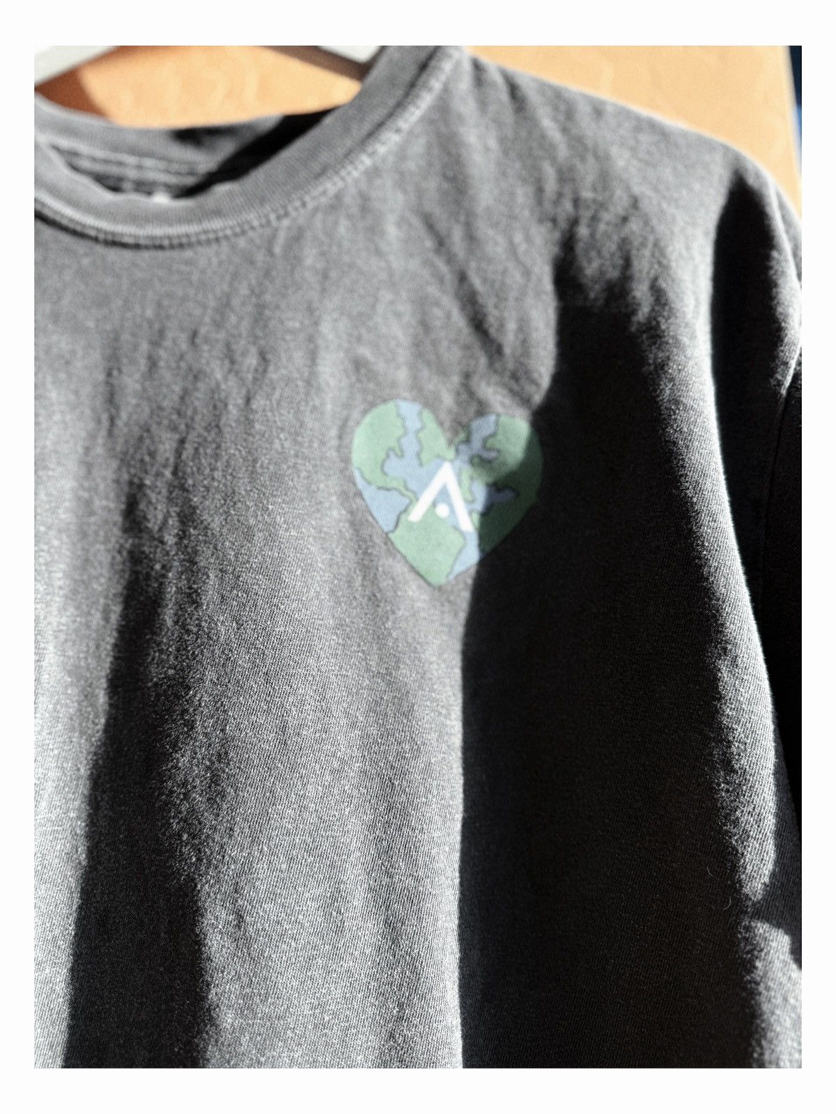 Comfort Colors Comfort Colors “Be Kind to Our Earth” Graphic Tee – Size L Size L / US 10 / IT 46 - 2 Thumbnail