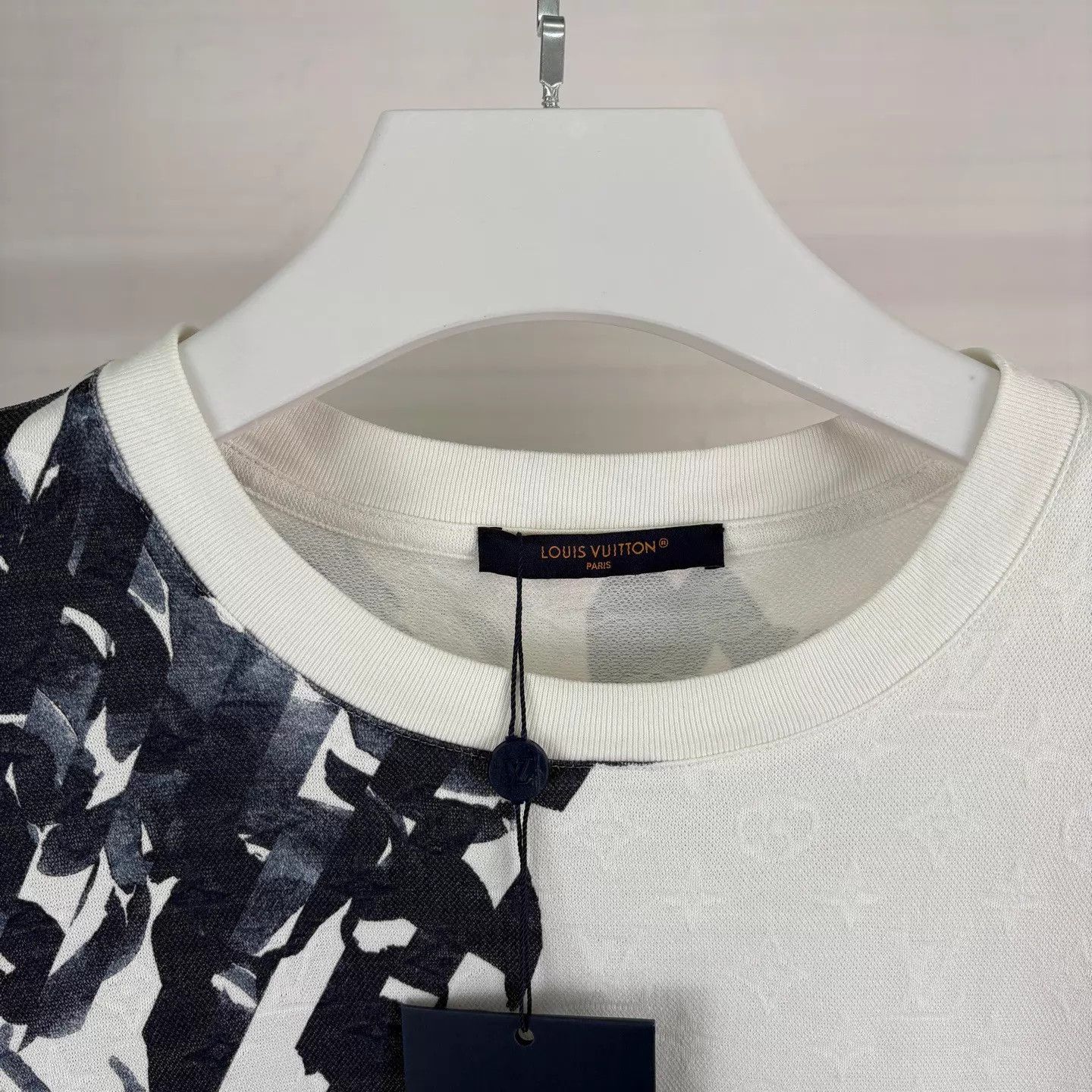 Louis Vuitton LV White Floral Embroidered Short Sleeve T-shirt L Italian Size US L / EU 52-54 / 3 - 3 Thumbnail