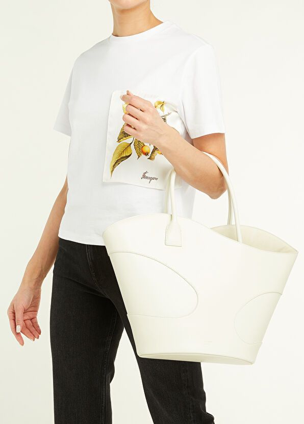 Salvatore Ferragamo o1s1rm0924 Size: OS / Leather Shoulder Bag in White Size ONE SIZE - 2 Thumbnail