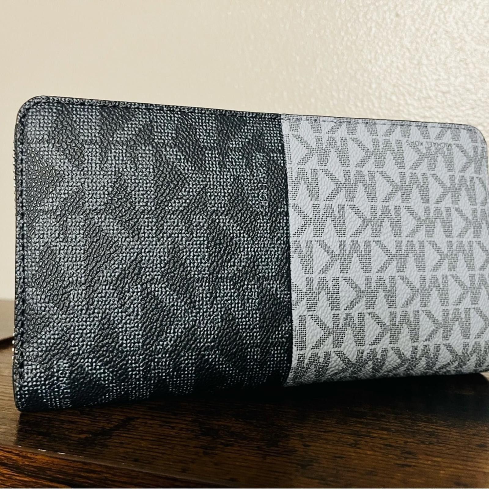 Michael Kors Michael Kors Zip Wallet - Stylish & Functional Size ONE SIZE - 4 Thumbnail