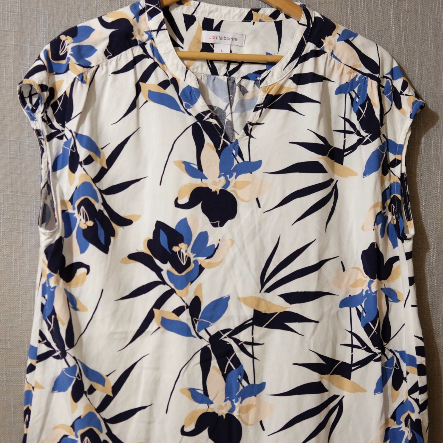 Liz Claiborne Liz Claiborne Floral Sleeveless Blouse Womens L 100% Rayon White/Blue/Mustard Casual V-Neck Pullover Regular Shirt Mens? Size L / US 10 / IT 46 - 2 Thumbnail