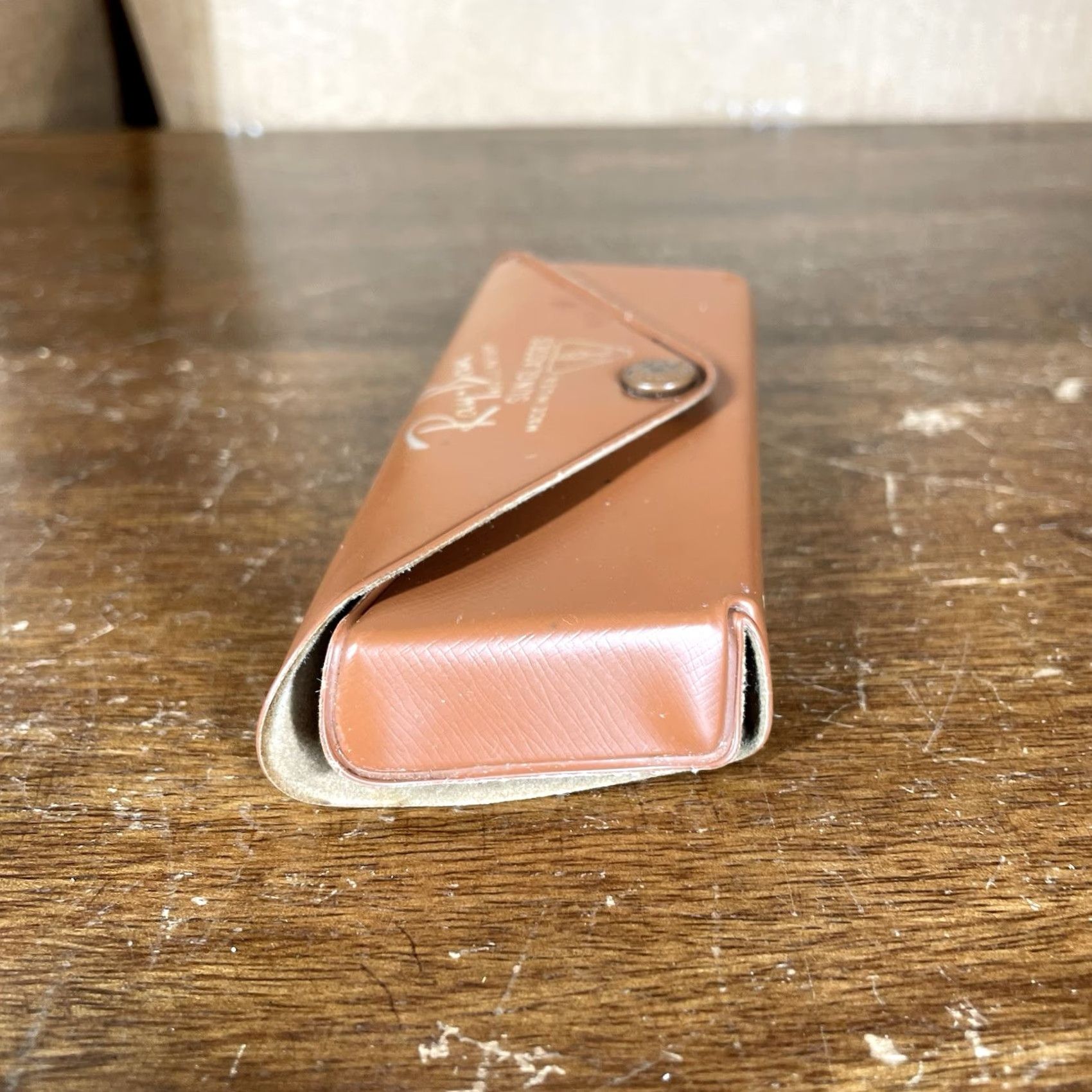 Vintage VINTAGE Ray-Ban Sunglasses Clip On Case Belt Vinyl WWII Military/Landgirl Gold Unisex Adult 1950s 1940s Bausch & Lomb Size ONE SIZE - 7 Thumbnail