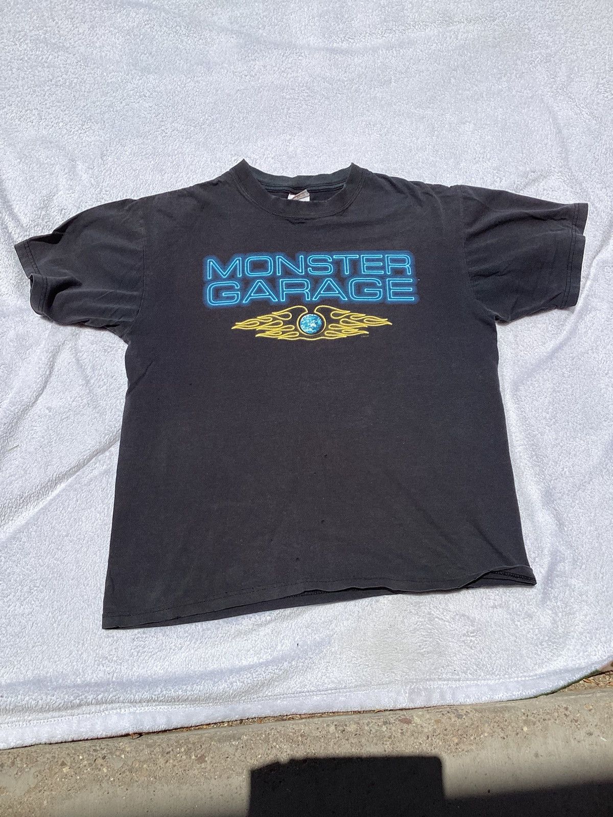 Vintage Vintage ‘02 monster garage television show anvil red bar Tee Size US M / EU 48-50 / 2 - 1 Thumbnail