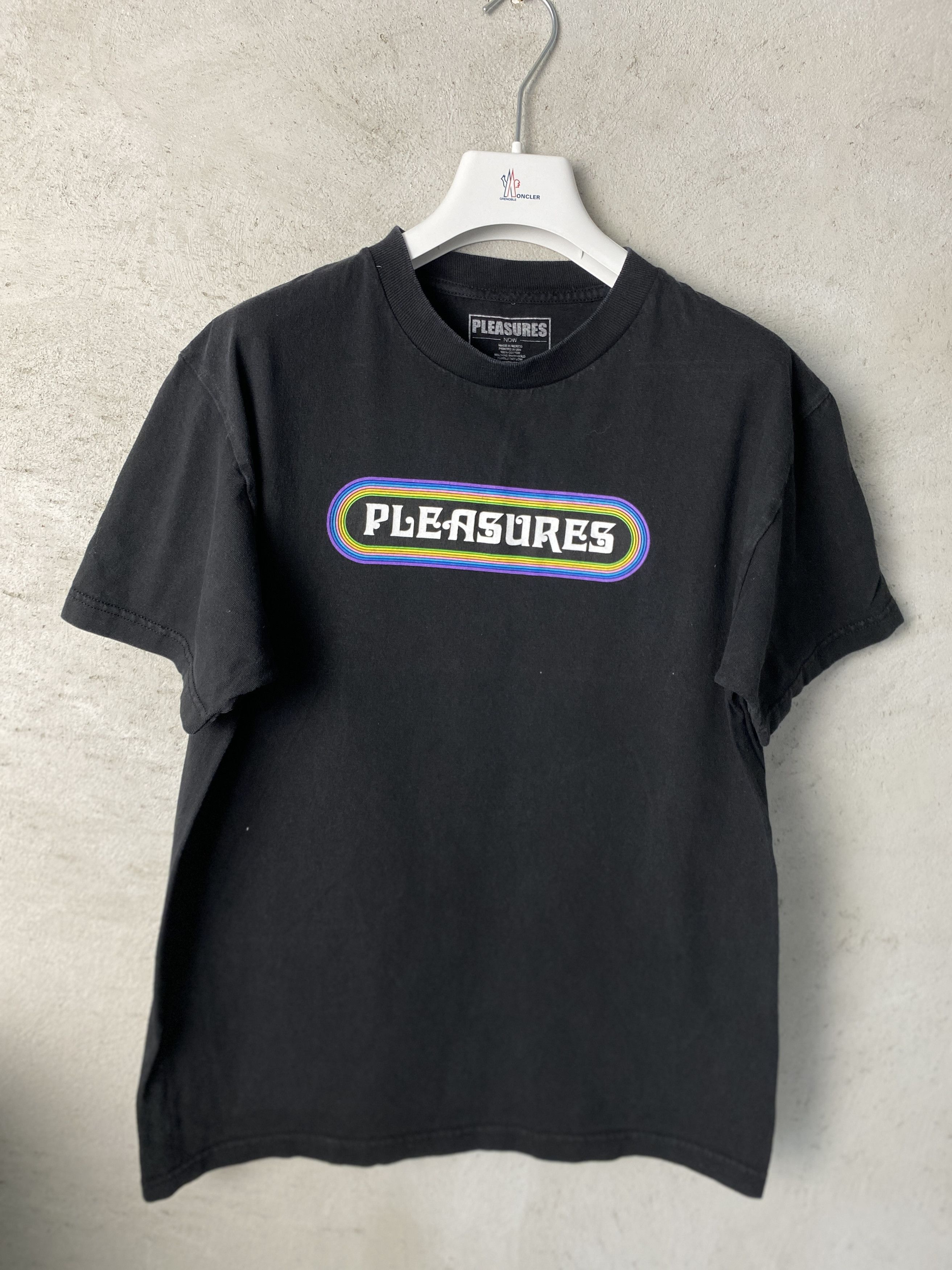 海外限定 PLEASURES Big L オフィシャルコラボ STUDIO Tシャツ Pleasures X Big L Studio tee, multi | Beyond
