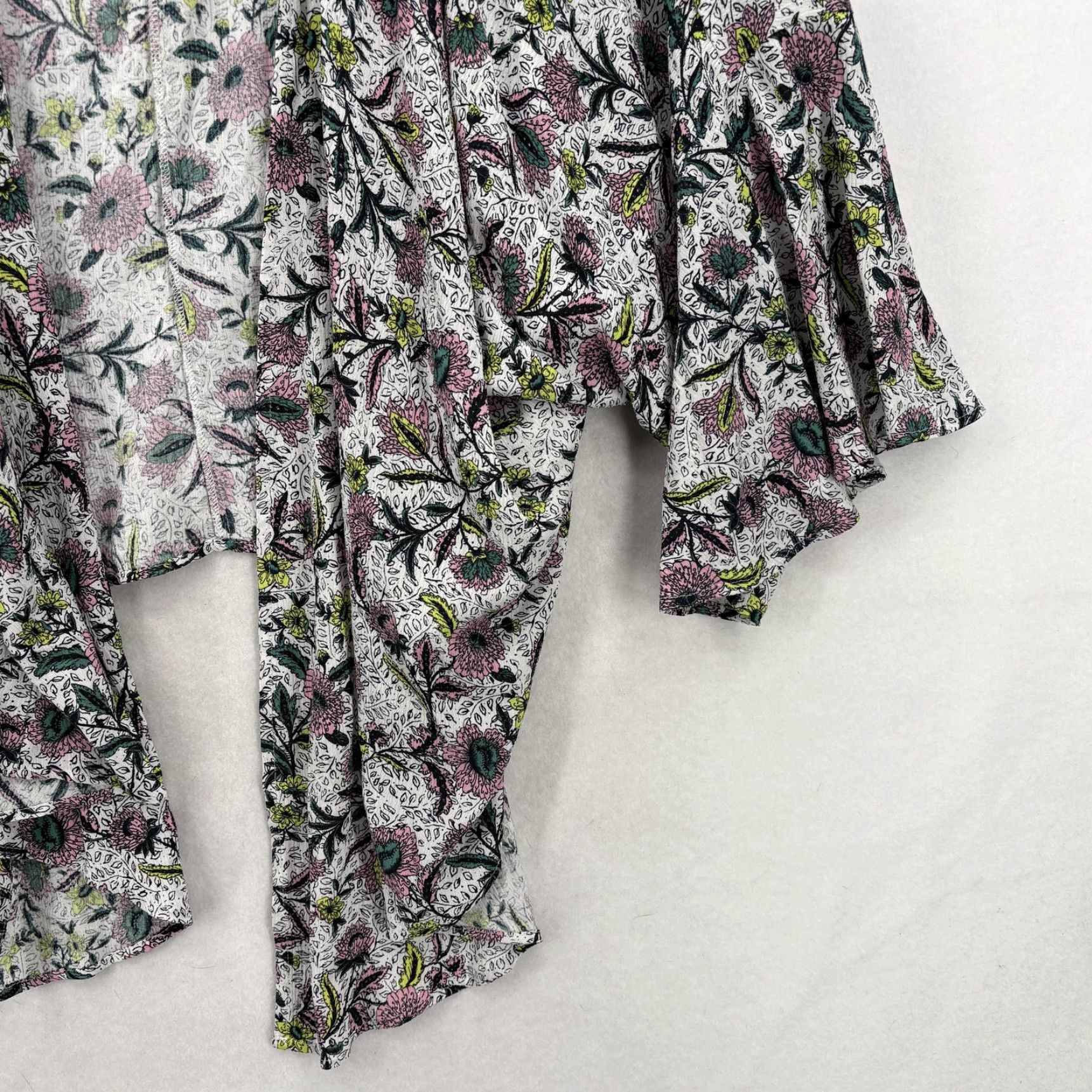 Torrid Torrid Gauze Tie Front Crop Kimono Cardigan Womens 4X White Floral Boho Flowy Shirt/Blouse Kimono Sleeve Lightweight Open Front Relaxed Prouction Size XXL / US 16-18 / IT 52-54 - 3 Thumbnail
