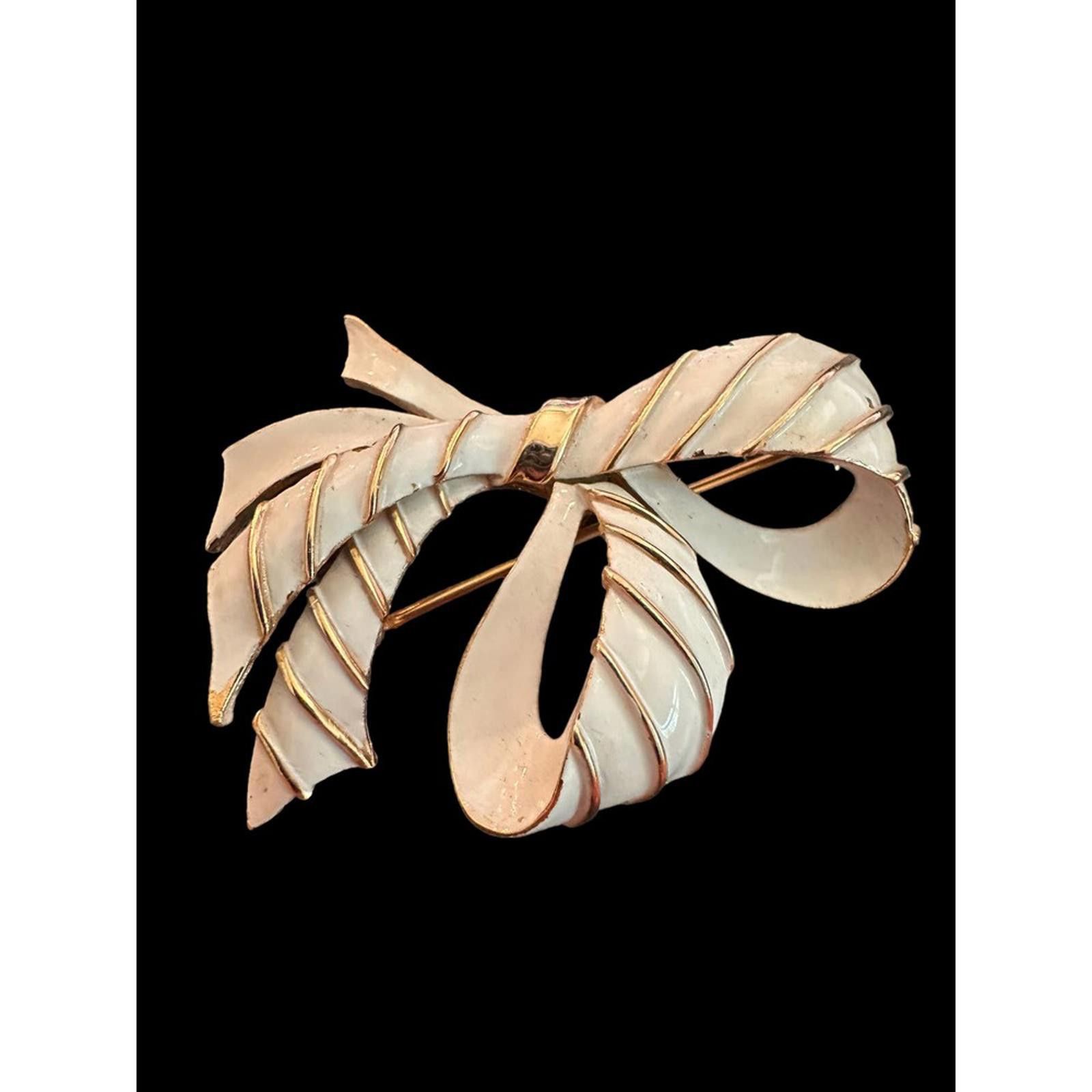 Designer Vintage Trifari White & Gold Tone Striped Bow Brooch Size ONE SIZE - 1 Thumbnail