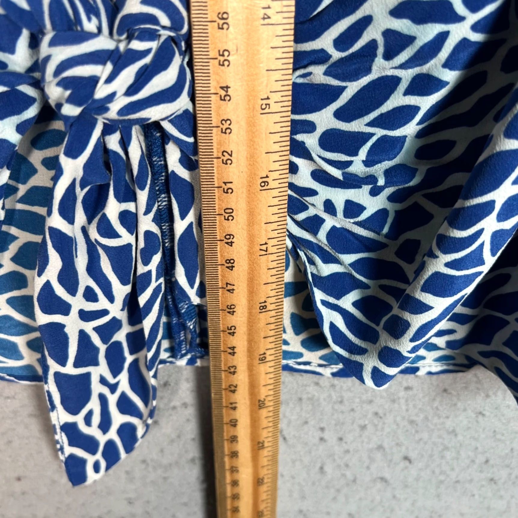 Vintage Amour Vert Blue & White 100% Silk Tie-Front Skirt Size Medium Size 32" / US 10 / IT 46 - 6 Thumbnail