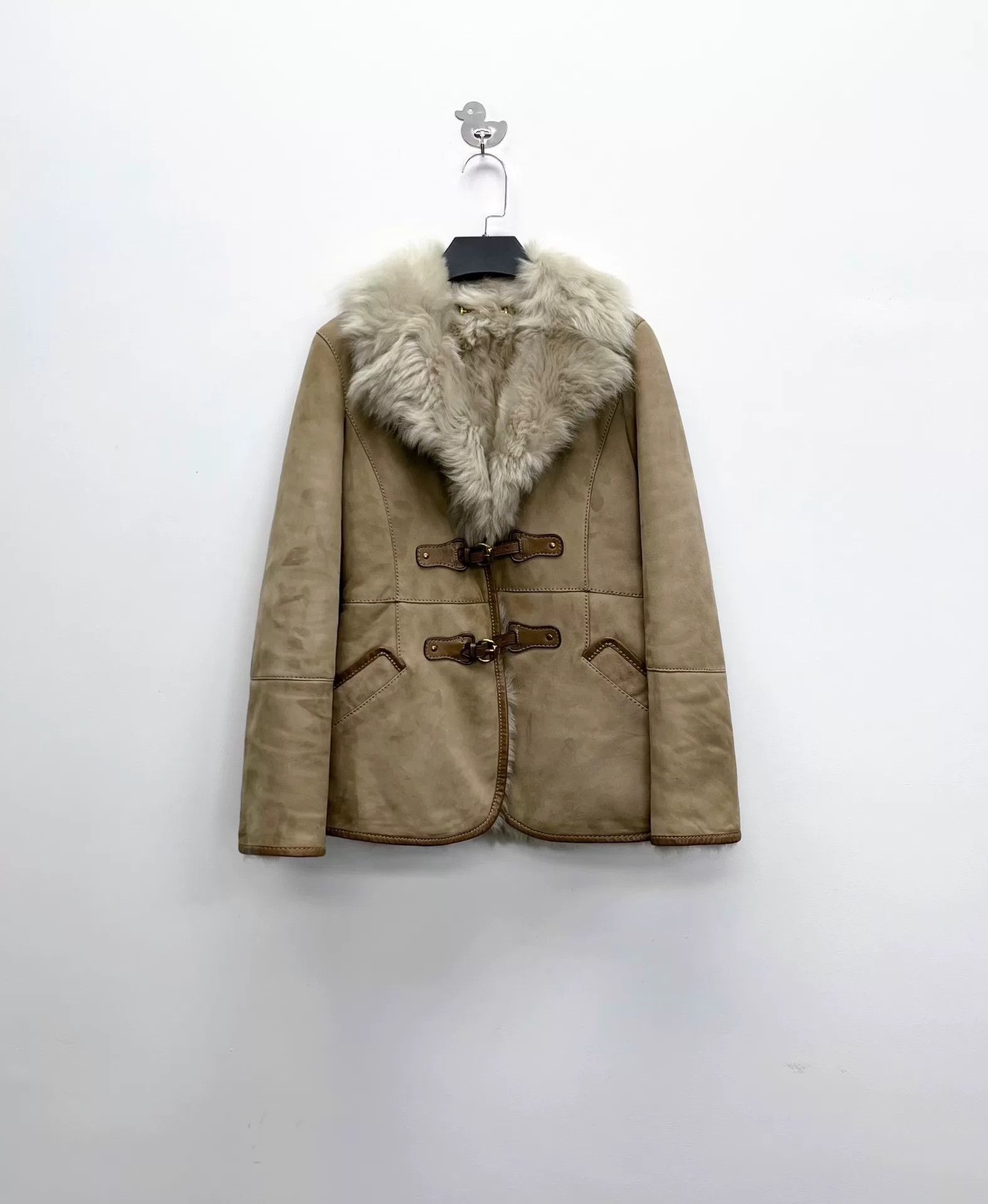 Gucci luxurious beige shearling jacket with gold chain Size S / US 4 / IT 40 - 1 Thumbnail