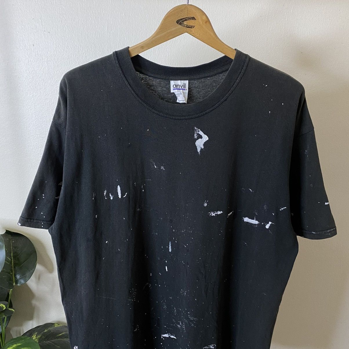 Vintage Vintage 2000s Anvil Black Blank Sunfaded Paint Splattered T Size US L / EU 52-54 / 3 - 2 Thumbnail