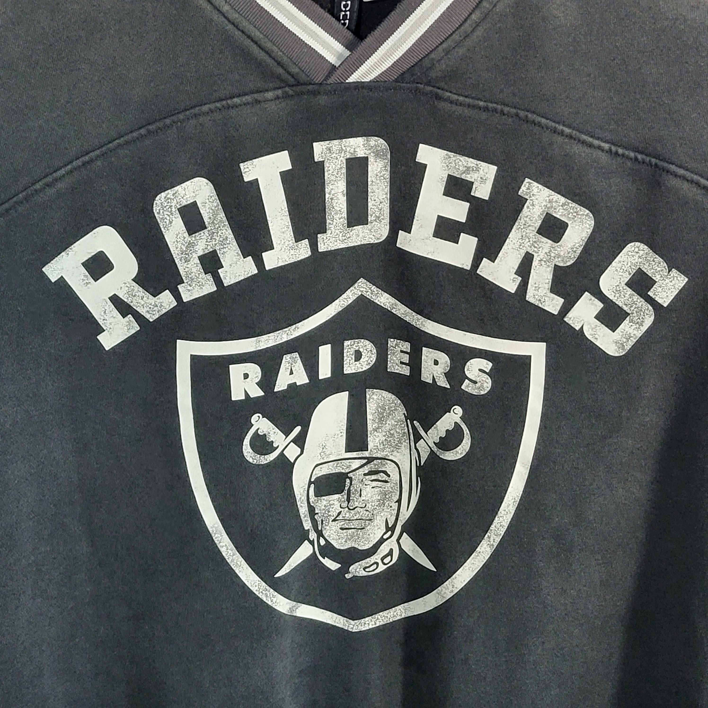 Divided Oakland Raiders Sweatshirt size S but fit L Size US S / EU 44-46 / 1 - 2 Thumbnail