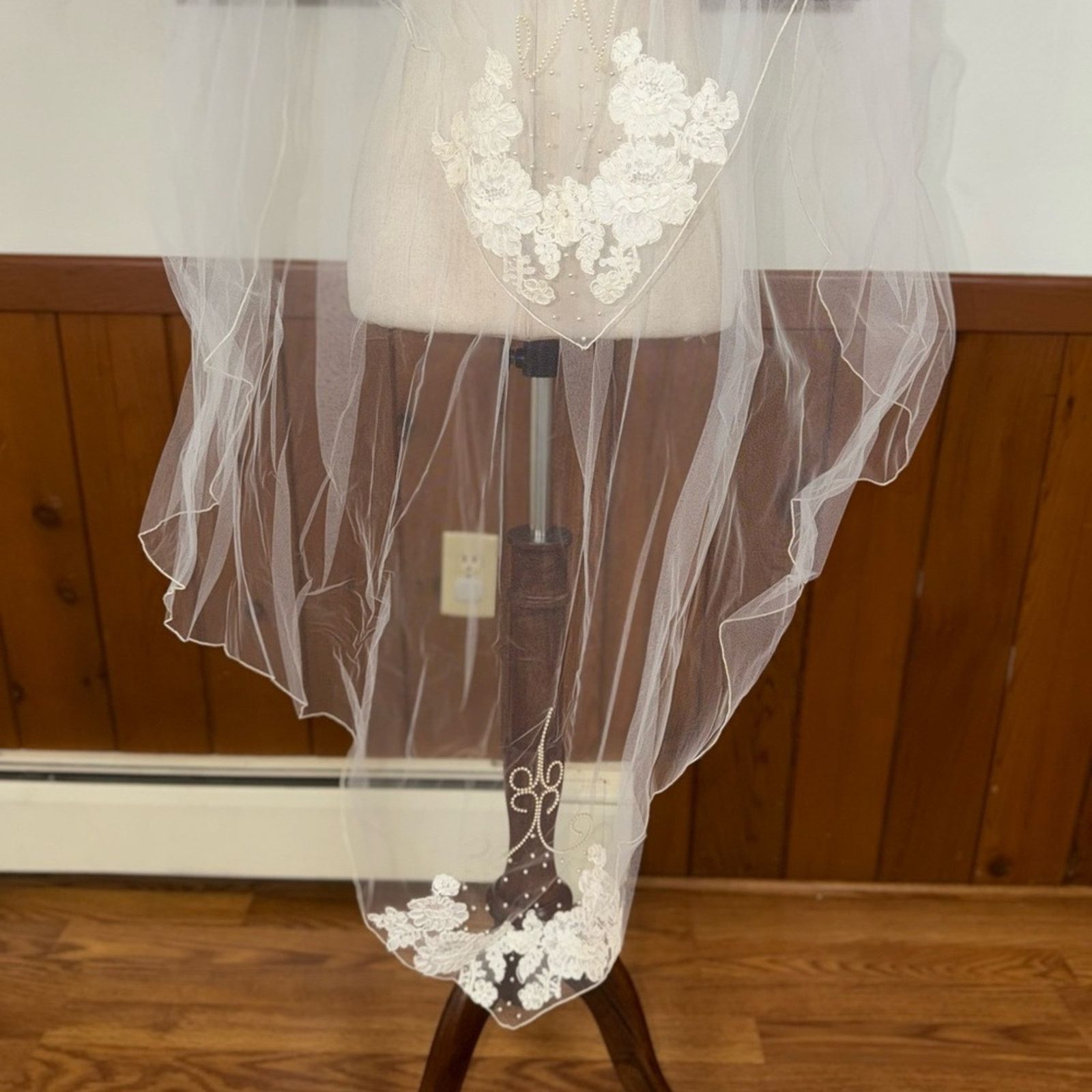 Vintage Beautiful Vintage 1980 Ivory Beaded Long Sleeve Wedding Gown Size M / US 6-8 / IT 42-44 - 5 Thumbnail
