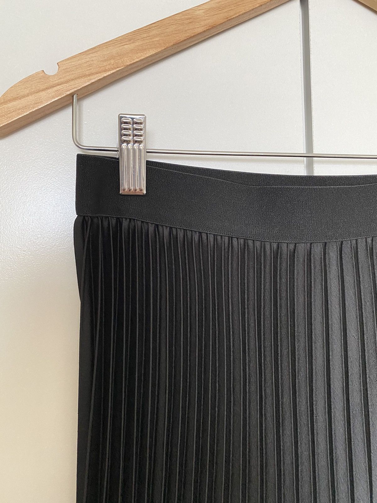 H&M BLACK PLEATED SKIRT BY H&M $50 Size 28" / US 6 / IT 42 - 2 Thumbnail