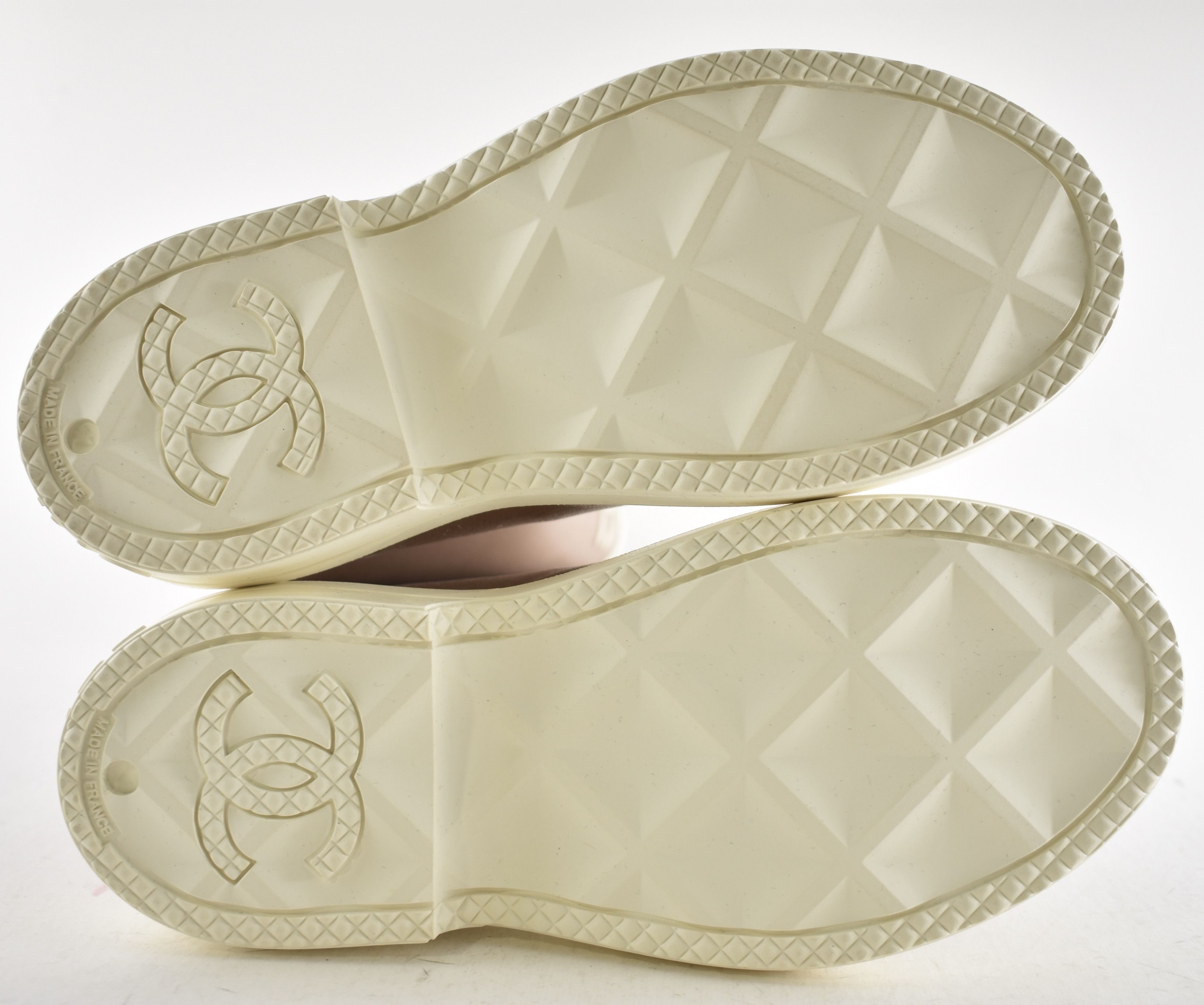 Chanel Chanel 26C White CC Logo High Pull On Rubber Rain Boots 36 Size US 6 / IT 36 - 25 Thumbnail