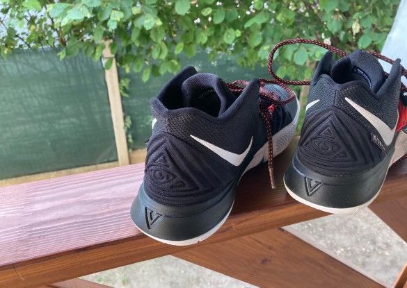 Nike Nike Kyrie Erving (Friends) Size US 10 / EU 43 - 3 Thumbnail