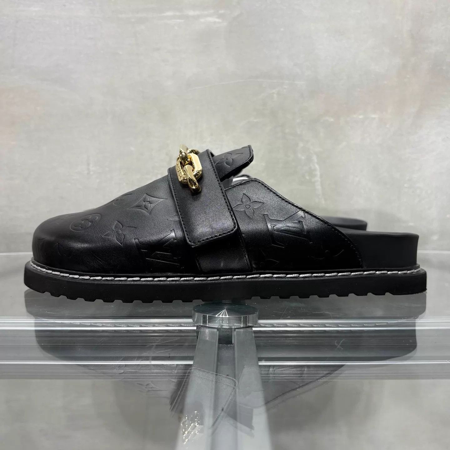 Louis Vuitton LV Cosy comfort all-over embossed slides UK4 (38) Size US 7.5 / IT 37.5 - 3 Thumbnail