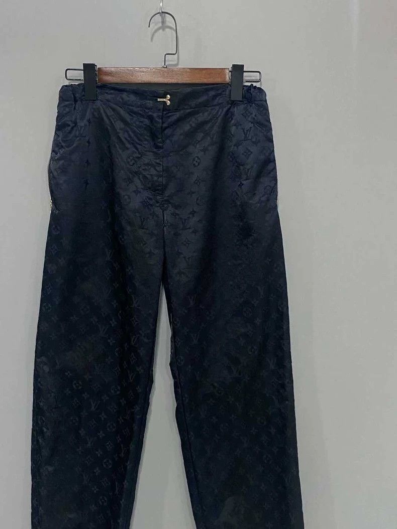 Louis Vuitton Louis Vuitton 24ss new vintage logo jogging pants Size US 34 / EU 50 - 1 Thumbnail
