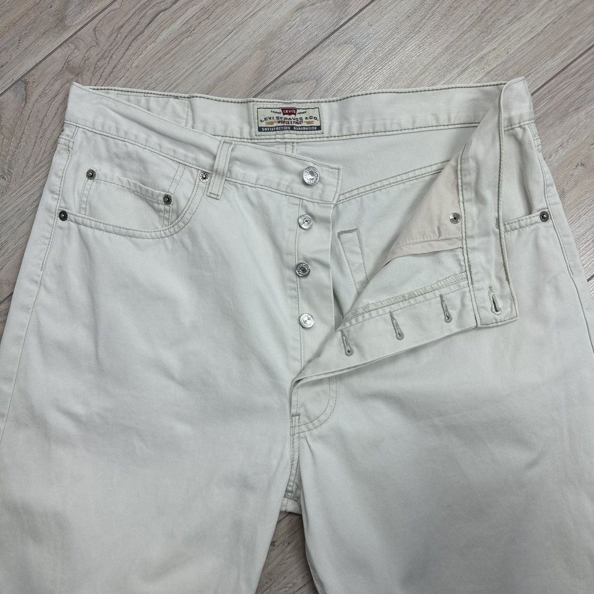 Levi's Vintage Levi’s Black Tab 1994 Cropped White Shorts Size US 36 / EU 52 - 8 Thumbnail