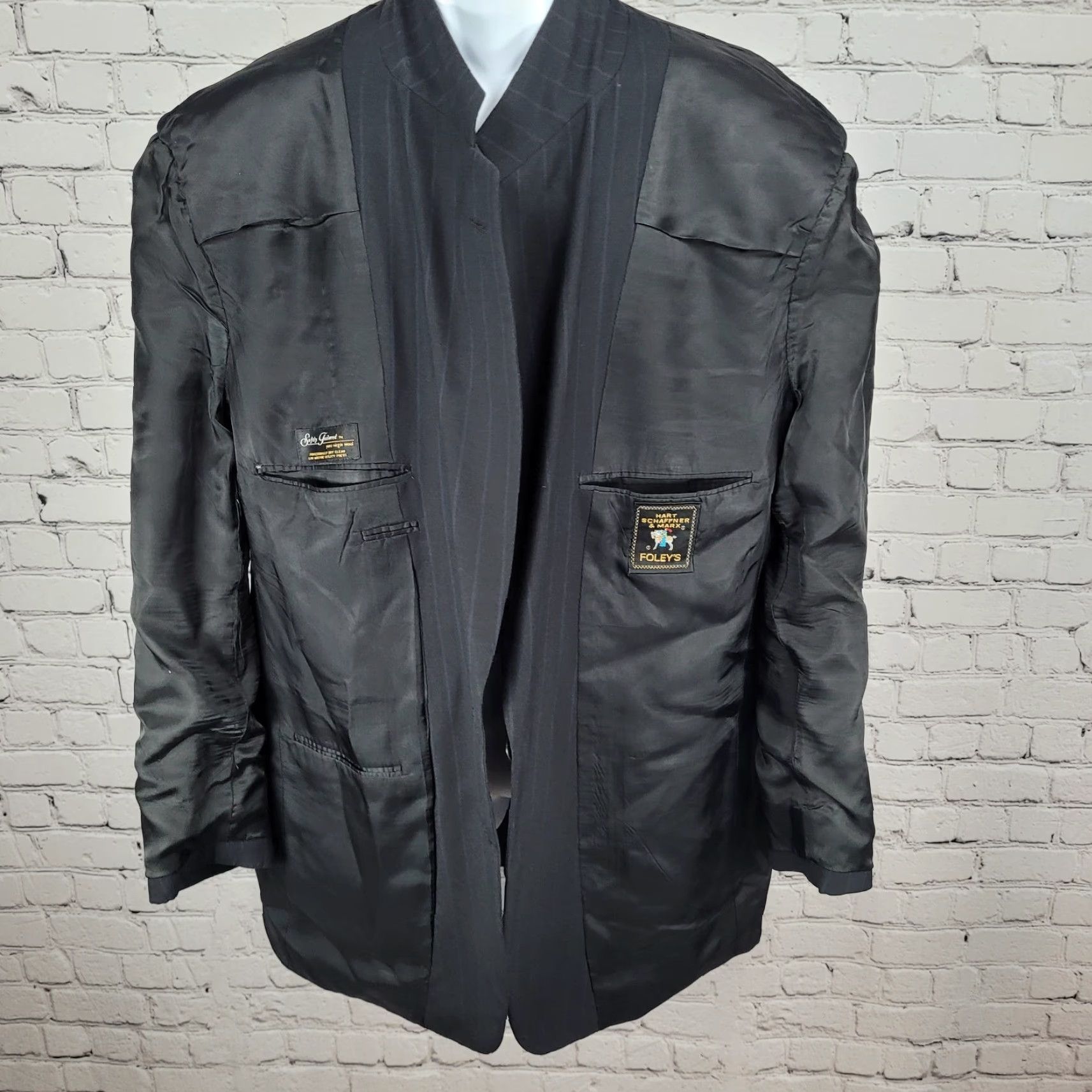 Hart Schaffner Marx Hart Schaffner Marx Blazer Jacket Men 44R Wool Black Notch Single-Breasted Two-Button 100% Wool USA Regular Vintage? Size 44R - 6 Thumbnail