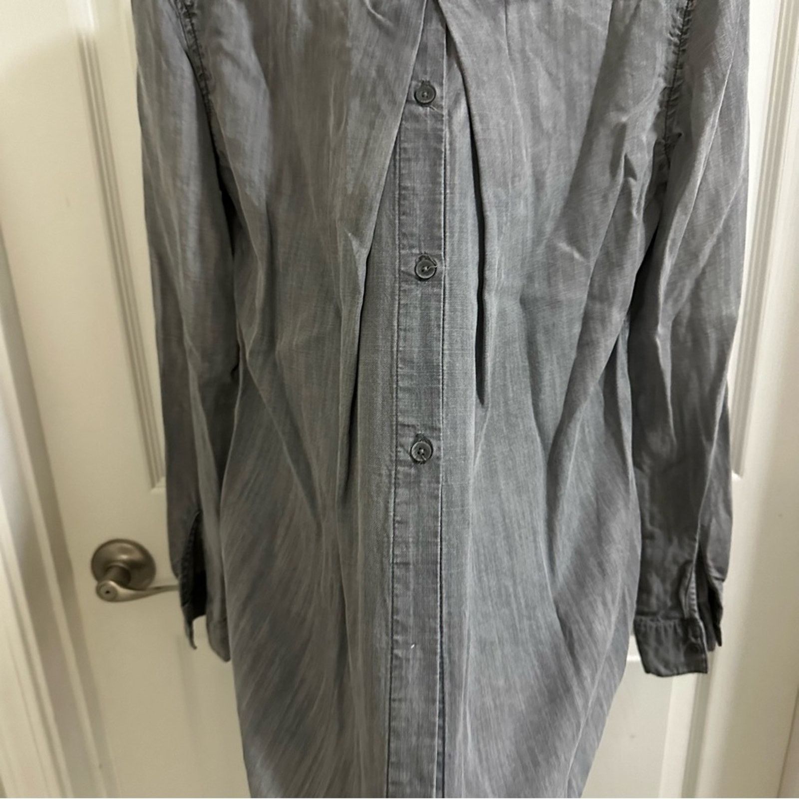 Anthropologie CLOTH & STONE Gray Chambray Split Back Button Down Shirt Sm Size S / US 4 / IT 40 - 4 Thumbnail