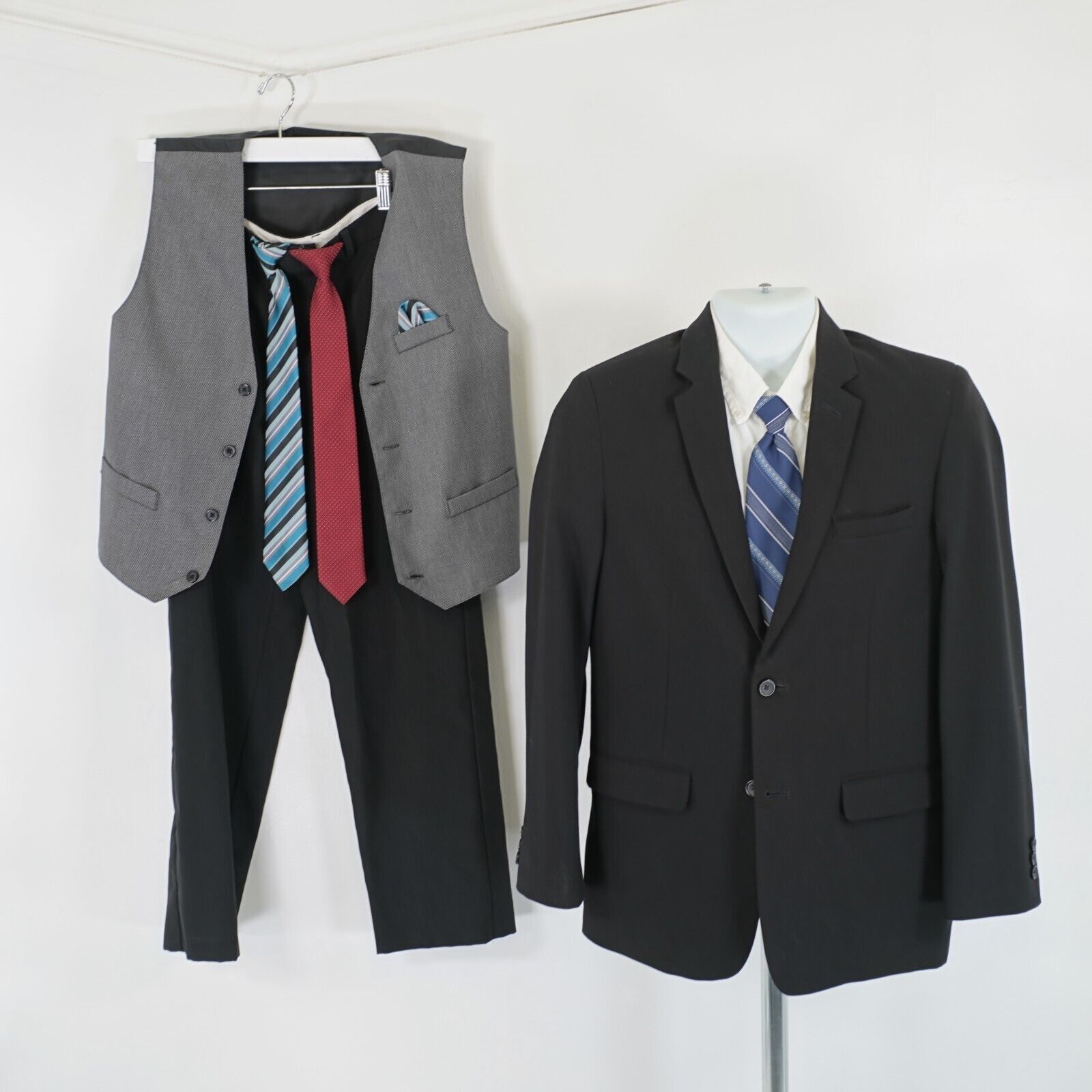 Van Heusen Boys Van Heusen Flex 3 Piece Suit W/ 2 Clip On Ties 20R Blac Size 34S - 1 Thumbnail