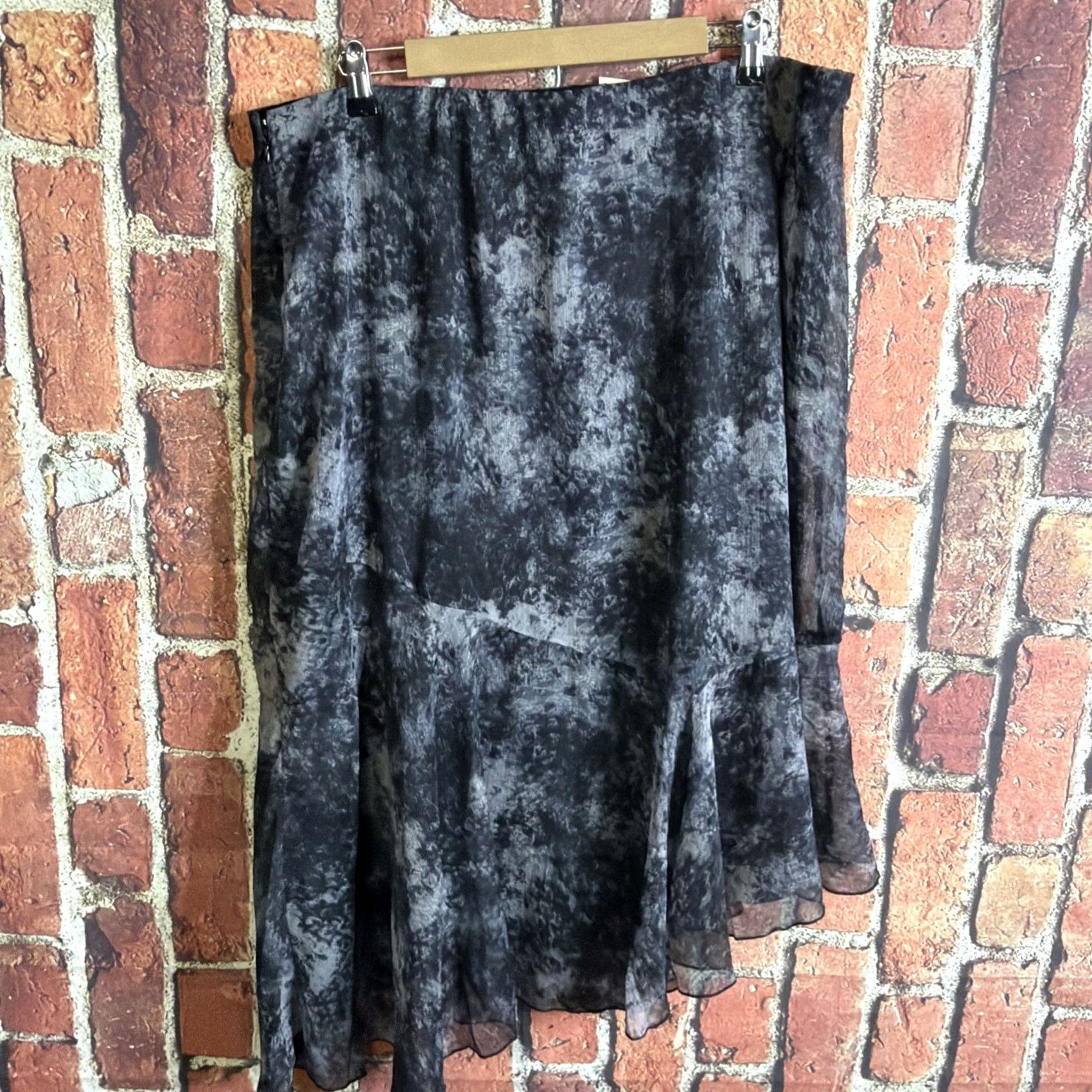 Abercrombie & Fitch Abercrombie & Fitch Skirt Womens XL Tall NWT Black Gray Long Pencil Slit Zip Floral Polyester Spandex Summer Spring Casual Size 40" / US 18 - 3 Thumbnail
