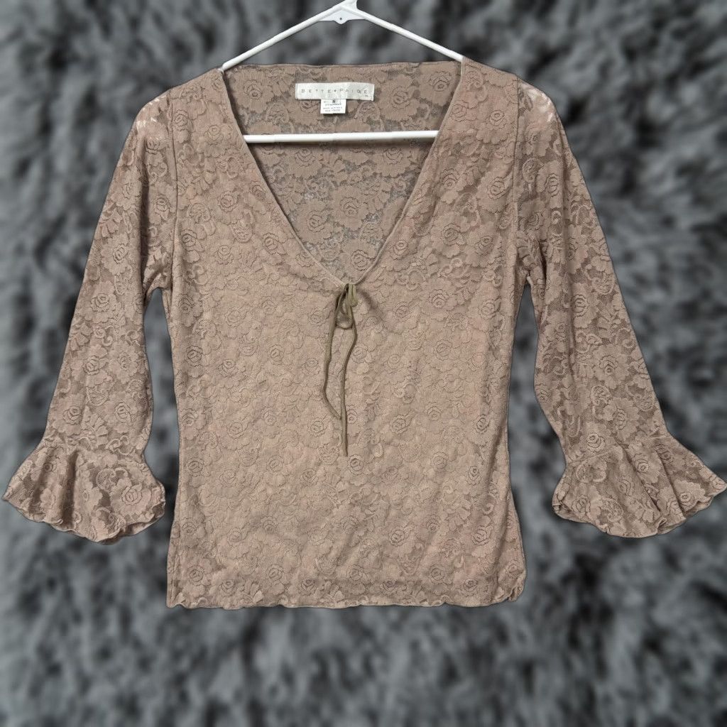 Paige VINTAGE Bette Paige Blouse S Women Bell Sleeve Lace Top Beige Floral Bohemian Fairy Gothic Retro 3/4 Sleeve V-Neck Sheer Knit Nylon Spandex Unlined Size S / US 4 / IT 40 - 1 Thumbnail