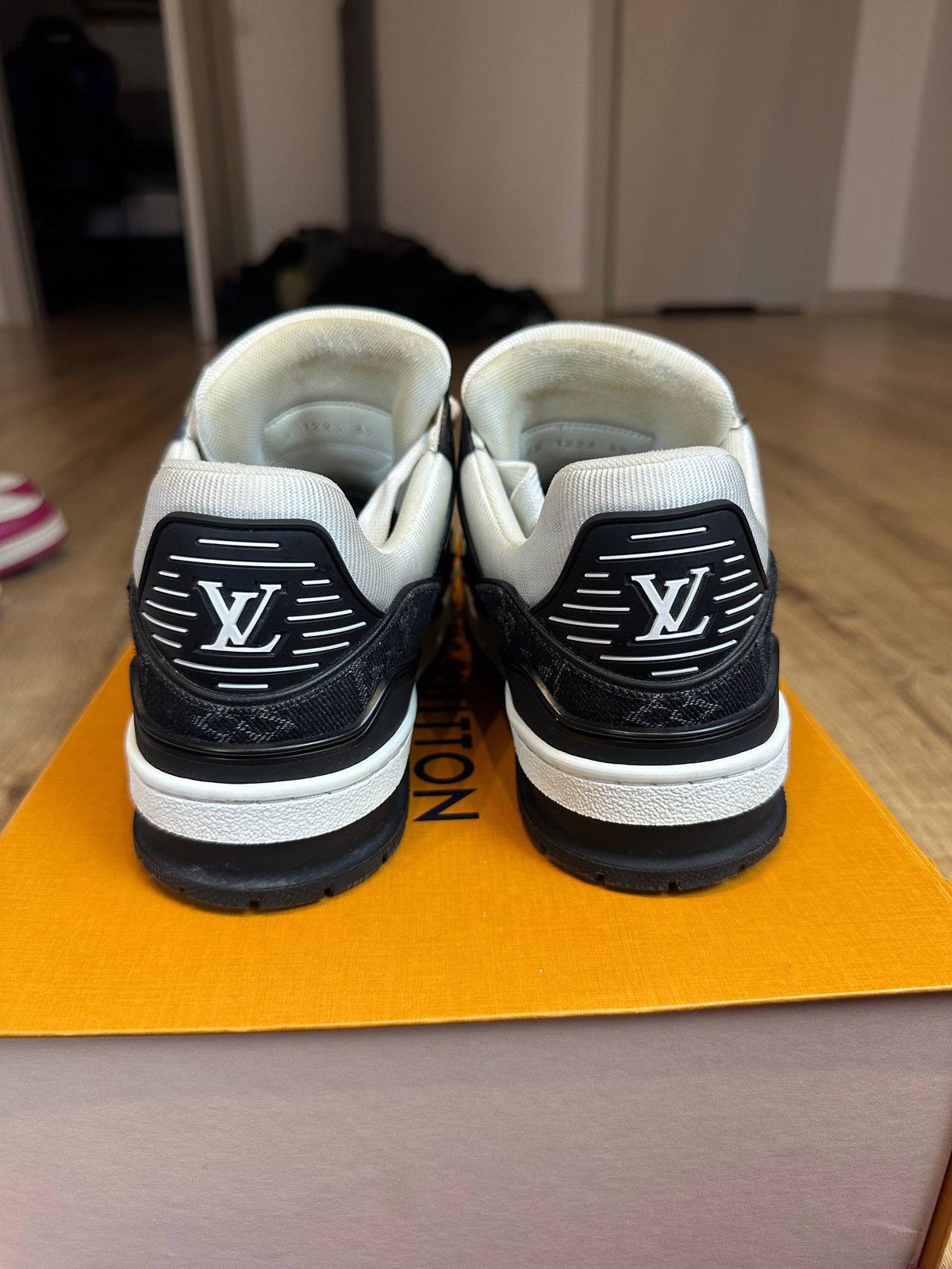 Louis Vuitton Louis Vuitton Trainer Black and White Size US 9 / IT 39 - 6 Thumbnail
