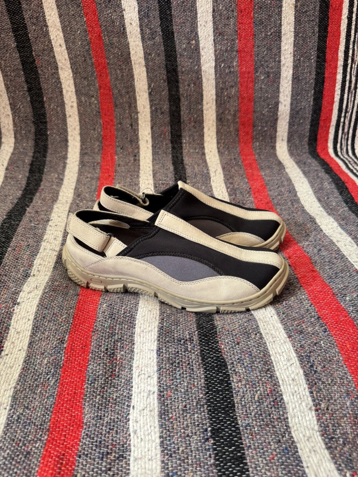 00S Clarks Y2K WomenS Low Leather Suede Slip-Ons Shoes in Beige, Women's (Size 8.5)