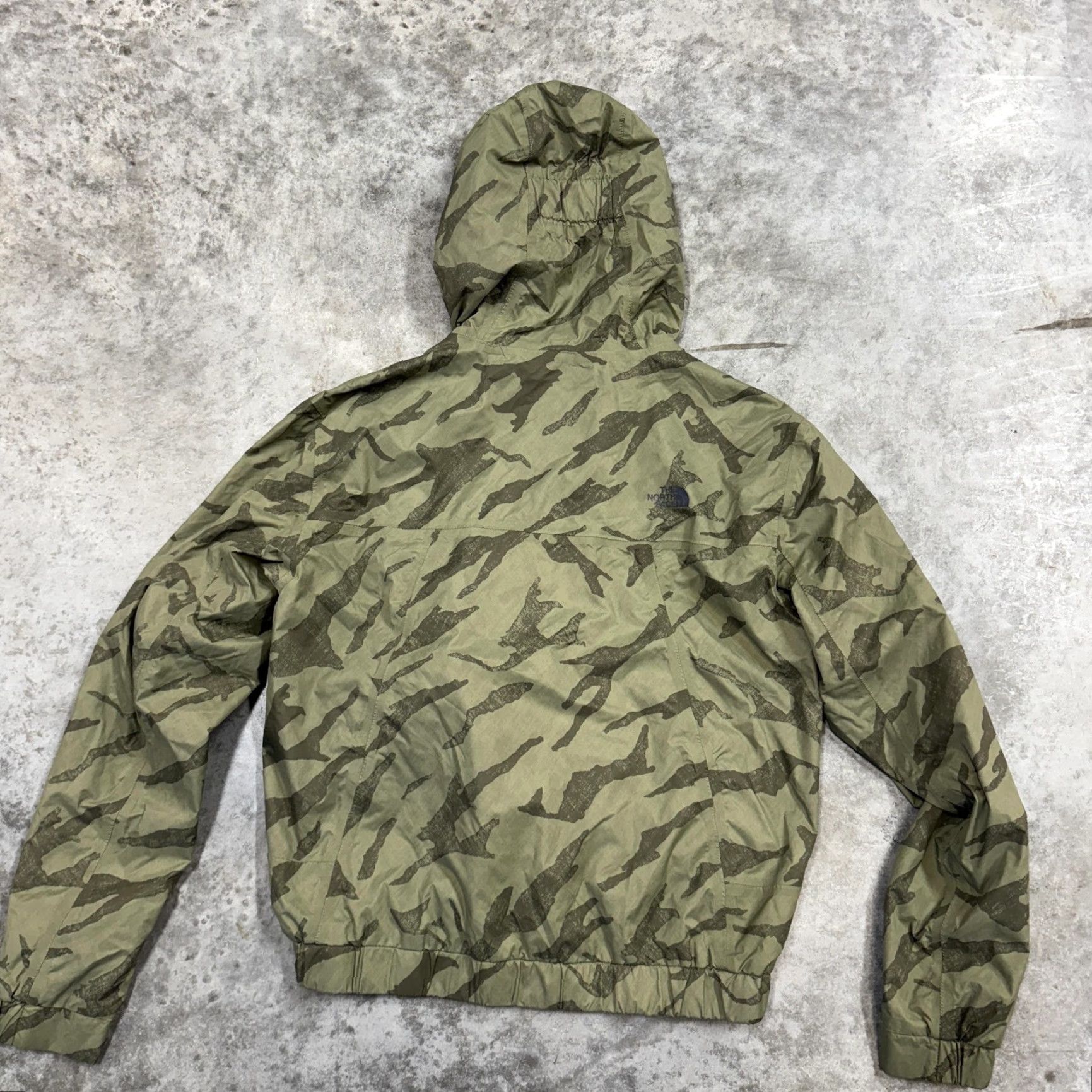 The North Face VINTAGE The North Face Jacket Womens Medium Green Camouflage Hooded Lightweight Windbreaker Size M / US 6-8 / IT 42-44 - 4 Thumbnail