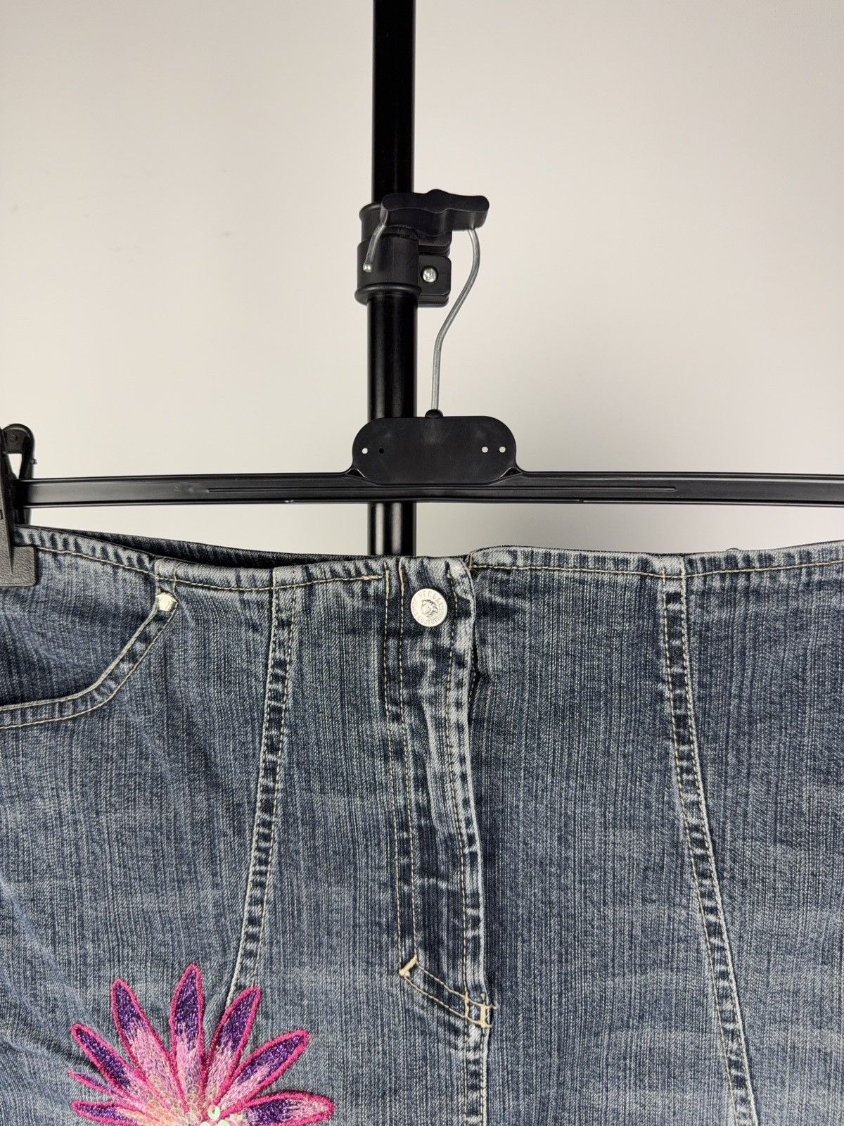 Versace × Versus Versace Vintage 90s Y2K VERSACE Luxury Italy Flower Denim Skirt Size 28" / US 6 / IT 42 - 4 Thumbnail