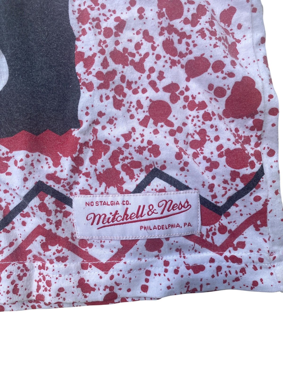 Vintage Mitchell & Ness Chicago Bulls Big Logo All Over Print Tee Size US M / EU 48-50 / 2 - 3 Thumbnail