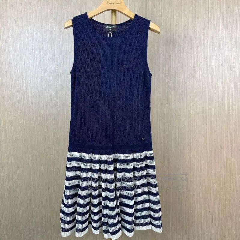 Chanel Chanel Knit Dress with Striped Skirt . Size M / US 6-8 / IT 42-44 - 1 Thumbnail