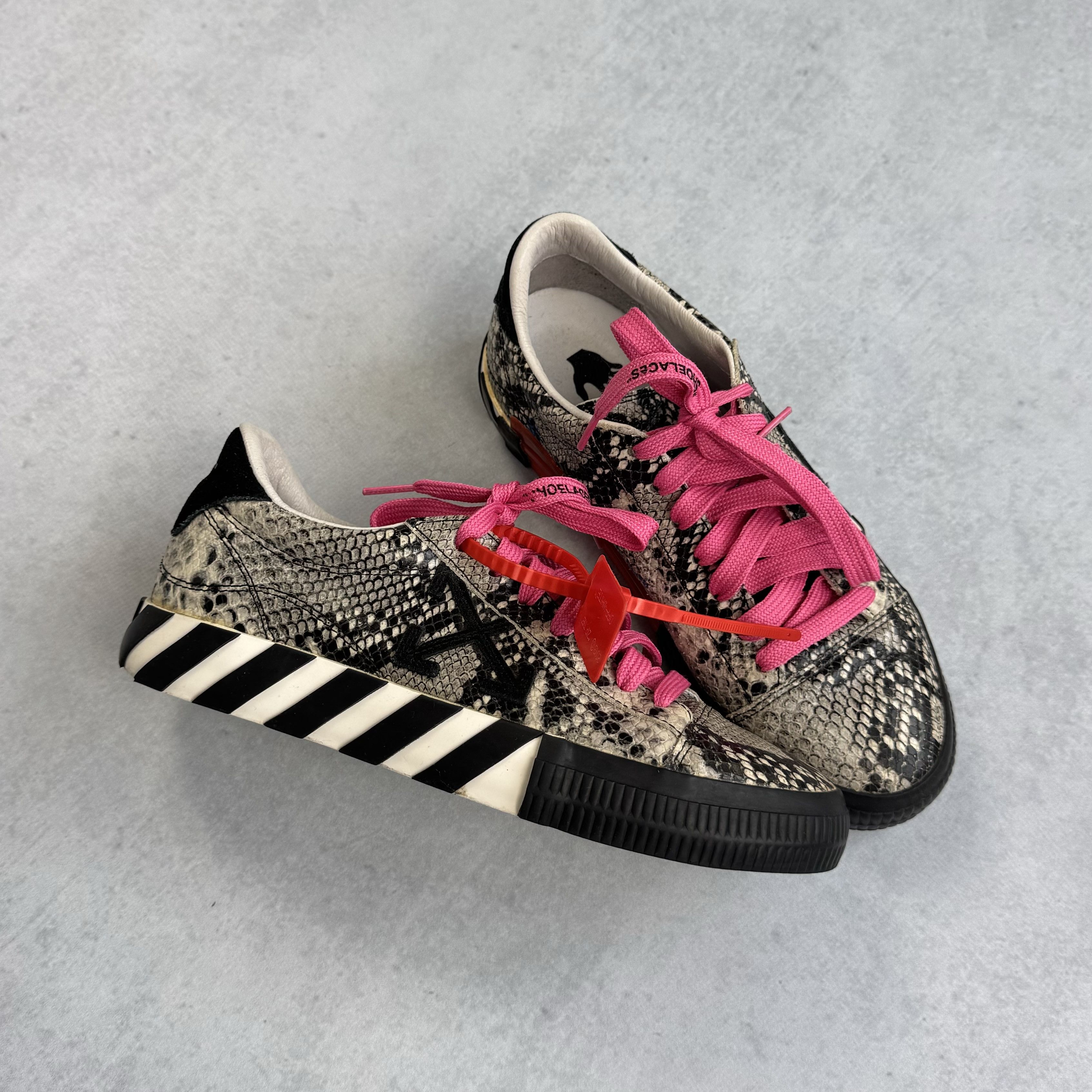 Off-White Off-White c/o Virgil Abloh New Arrow Vulcanized Low Sneakers Size US 9.5 / IT 39.5 - 1 Thumbnail